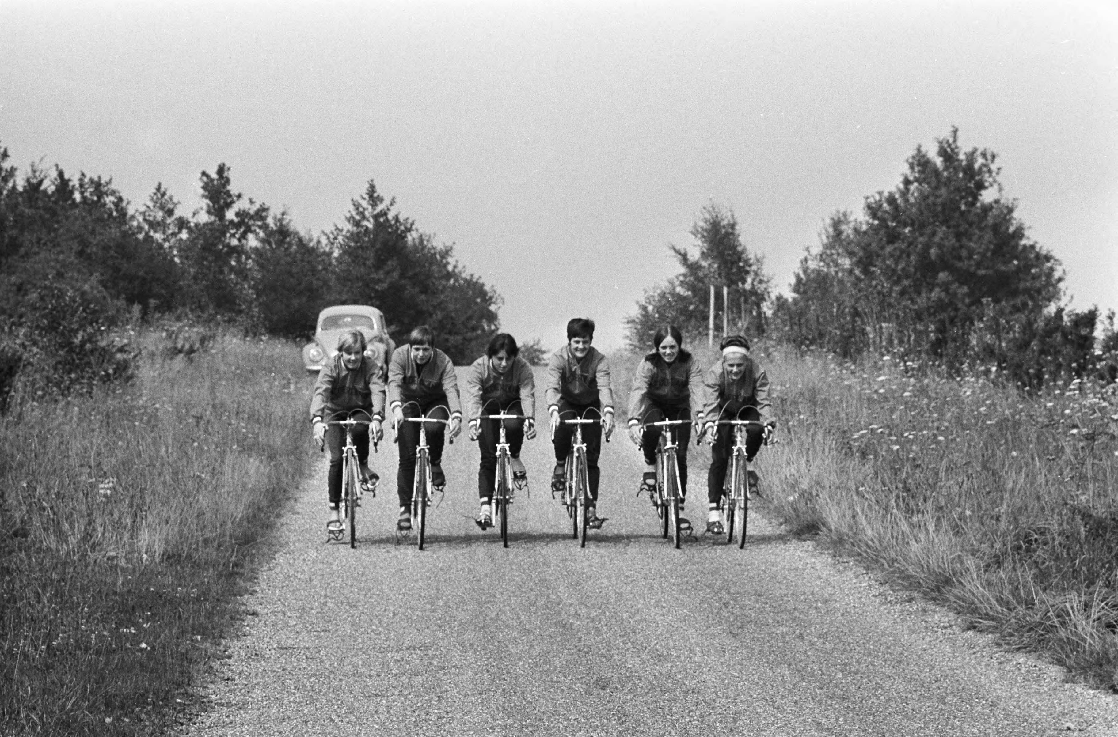 Fotocollectie Anefo — Voorbereidingen WK op de weg in Heerlen (Nuth). De Nederlandse damesploeg voor de weg — Foto: Nijs, Jac. de / Anefo. Licentie: Set B: Rechtenvrij / Publiek Domein. Bron: Nationaal Archief. http://hdl.handle.net/10648/ab24f76c-d0b4-102d-bcf8-003048976d84