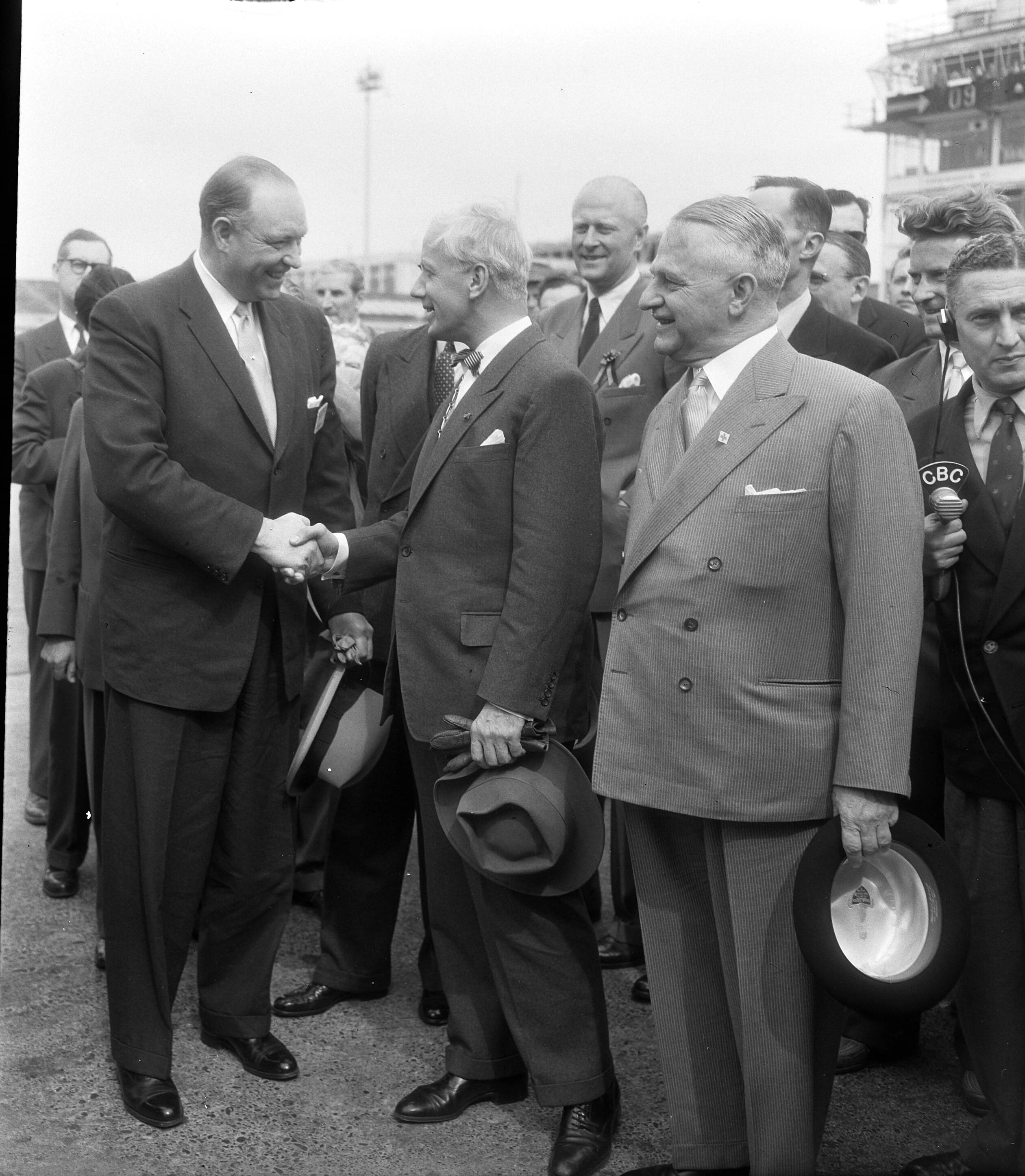 Fotocollectie Anefo — Aankomst op Schiphol van Canadees vliegtuig uit Vancouver via de Noordpool. Vlnr. de Australische ambassadeur Hugh McClure, burgemeester A.J. d'Ailly van Amsterdam en de Canadese ambassadeur Th. H. Stone — Foto: Rossem, Wim van / Anefo. Licentie: Set B: Rechtenvrij / Publiek Domein. Bron: Nationaal Archief. http://hdl.handle.net/10648/a9363efc-d0b4-102d-bcf8-003048976d84