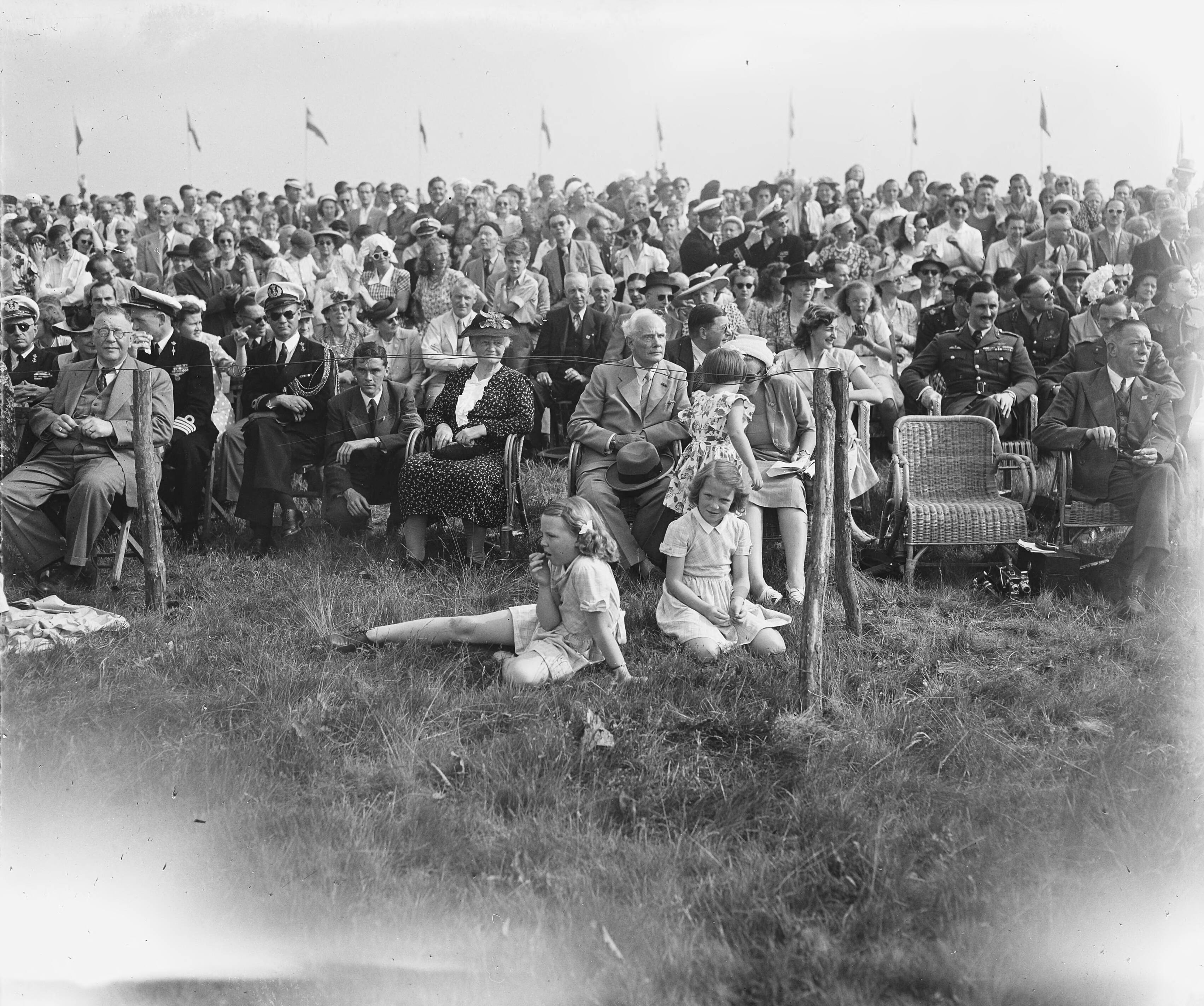 Fotocollectie Anefo — Vliegfeest Soesterberg. Prinselijke familie — Foto: Noske, J.D. / Anefo. Licentie: Set B: Rechtenvrij / Publiek Domein. Bron: Nationaal Archief. http://hdl.handle.net/10648/a8b80b54-d0b4-102d-bcf8-003048976d84