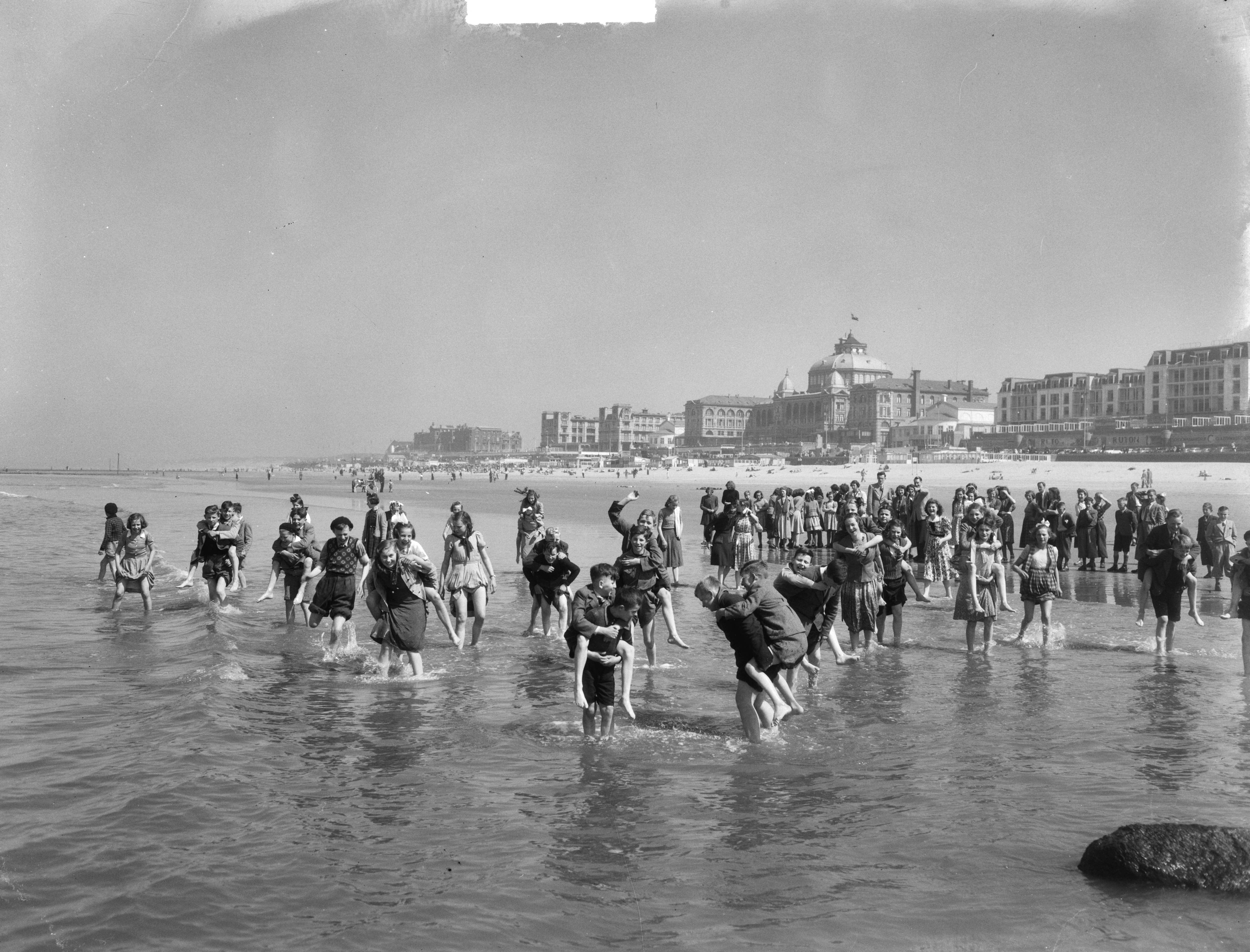 Fotocollectie Anefo — Voorjaar in Scheveningen. Badende schoolkinderen — Foto: Duinen, G.W. van / Anefo. Licentie: Set B: Rechtenvrij / Publiek Domein. Bron: Nationaal Archief. http://hdl.handle.net/10648/a8e91762-d0b4-102d-bcf8-003048976d84
