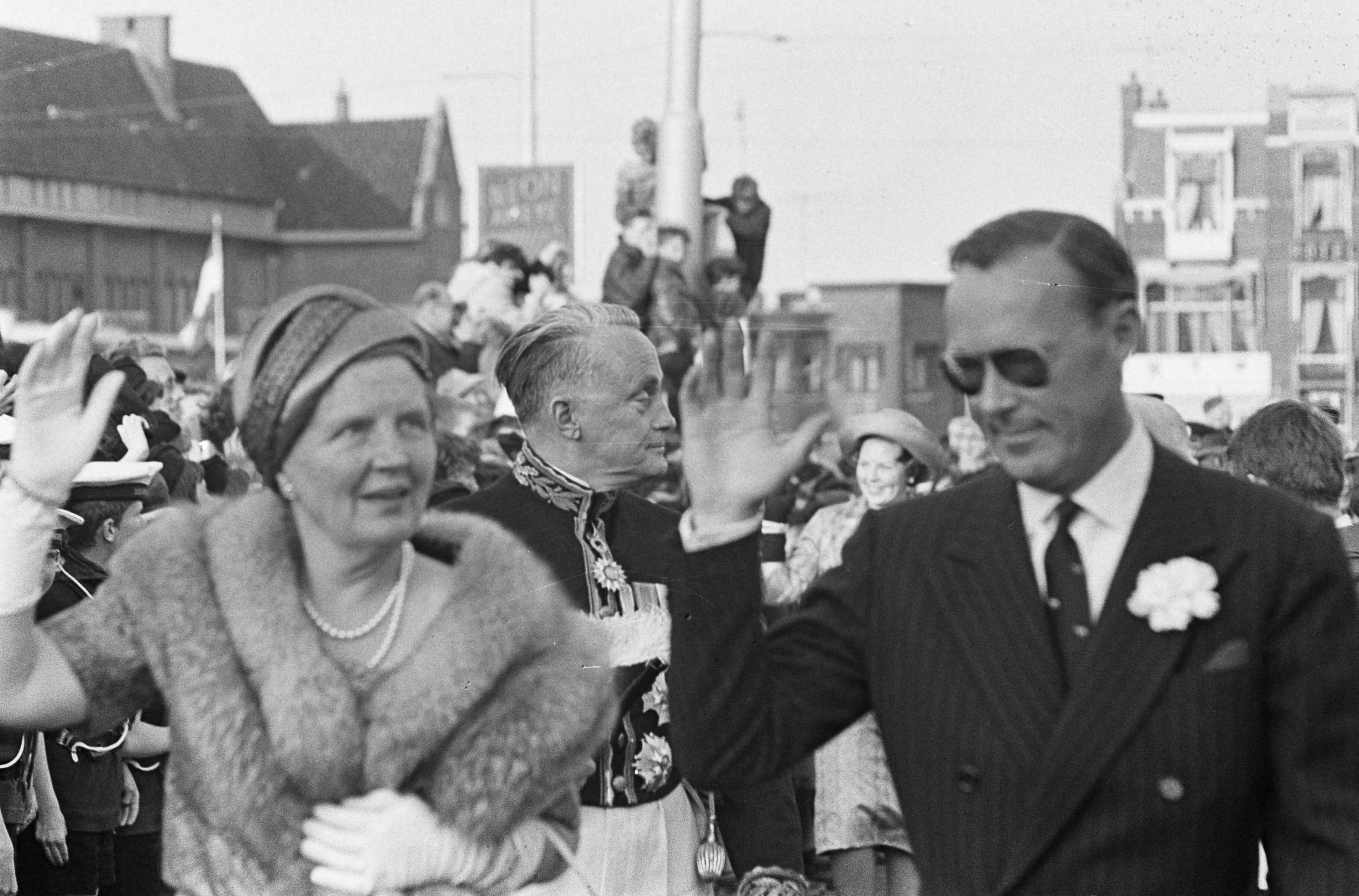 Koninklijk bezoek aan Zuid-Holland (1962) — Koninklijk bezoek aan Den Haag — Foto: Koch, Eric / Anefo. Licentie: Set B: Rechtenvrij / Publiek Domein. Bron: Nationaal Archief. http://hdl.handle.net/10648/aa07d3ea-d0b4-102d-bcf8-003048976d84