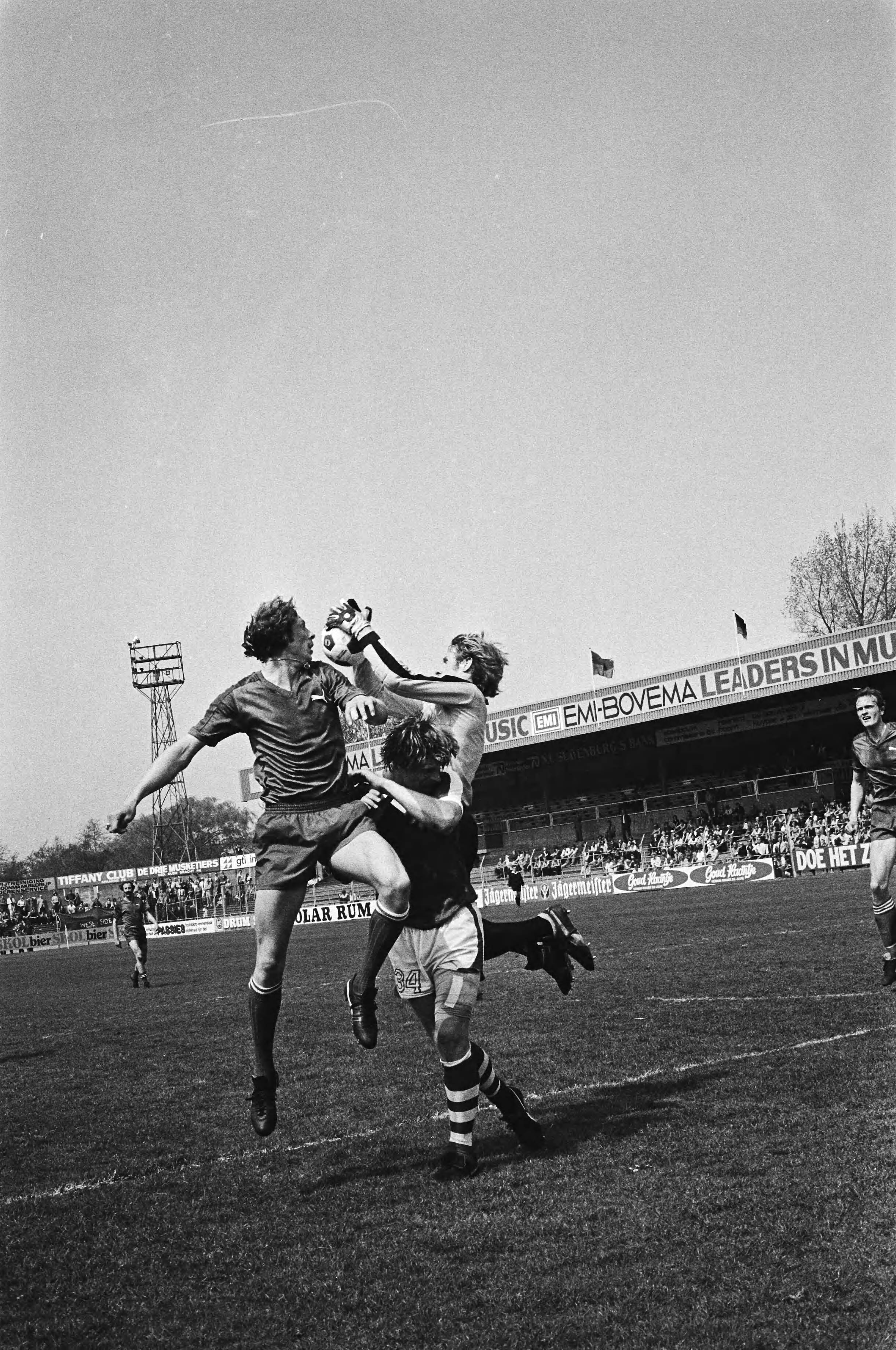 Haarlem tegen FC Utrecht 0-0 — Aanval op het Utrecht doel, met o.a. doelman Van Breukelen en Van de Vlag (nr. 34 ) en Haarlem-speler Lensen — Foto: Pereira, Fernando / Anefo. Licentie: Set B: Rechtenvrij / Publiek Domein. Bron: Nationaal Archief. http://hdl.handle.net/10648/acc9fec8-d0b4-102d-bcf8-003048976d84