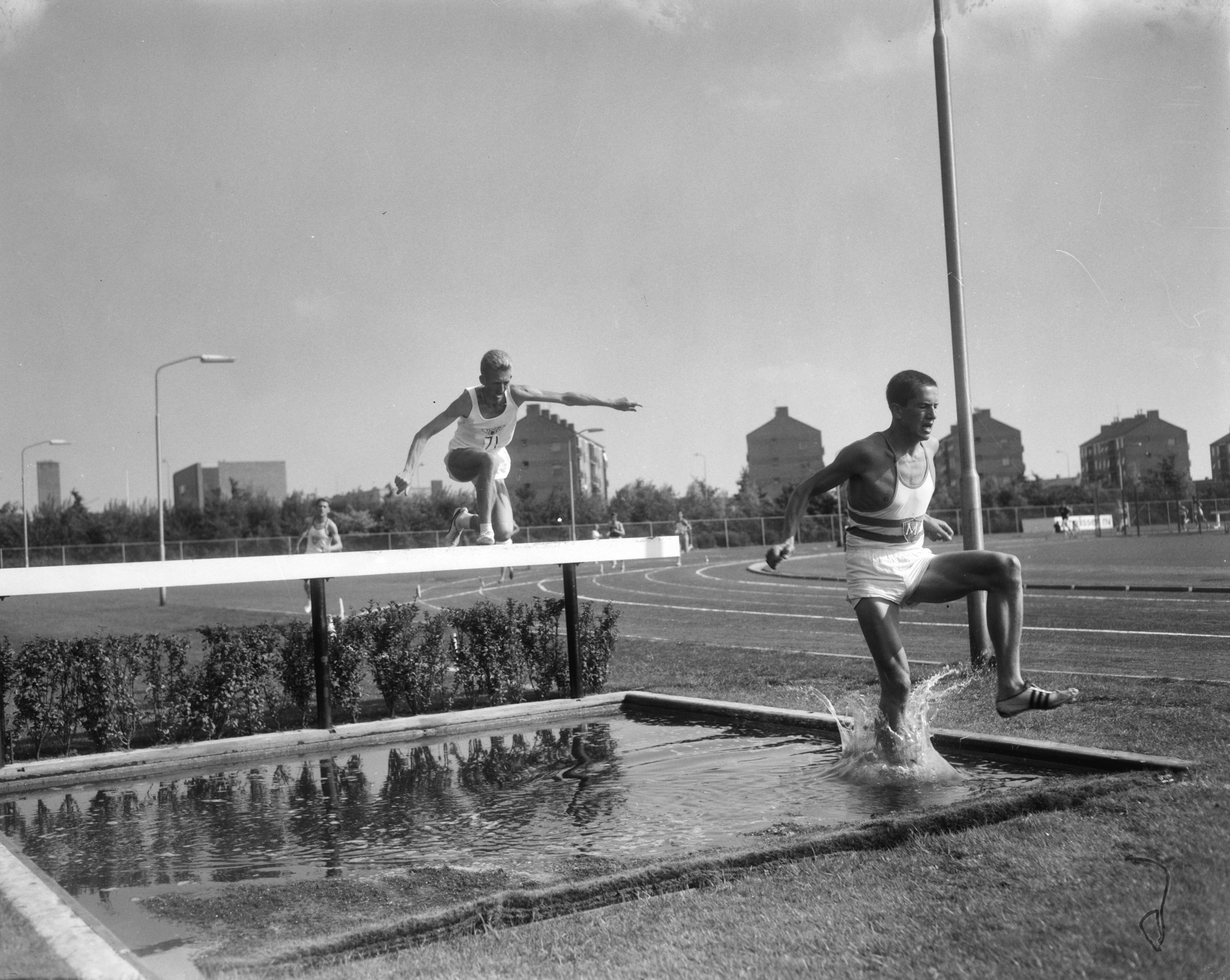 Fotocollectie Anefo — Nationale Atletiekwedstrijden te Haarlem, voorop De Schipper en Van Eekelen — Foto: Bilsen, Joop van / Anefo. Licentie: Set B: Rechtenvrij / Publiek Domein. Bron: Nationaal Archief. http://hdl.handle.net/10648/aaf72f6c-d0b4-102d-bcf8-003048976d84