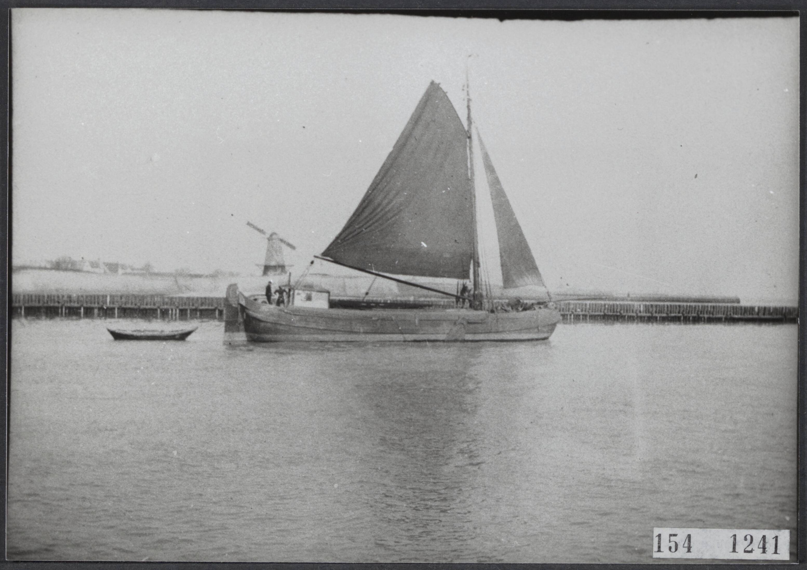 Serie Vanneufville (fotograaf uit Tourcoing 1855-1938) — Een zeilschip verlaat de haven van Vlissingen — Foto: Vanneufville, Leonce Bertile. Licentie: Set B: Rechtenvrij / Publiek Domein. Bron: Nationaal Archief. http://hdl.handle.net/10648/0a6681b7-9394-33ea-ea3e-a1c5f74c42a5