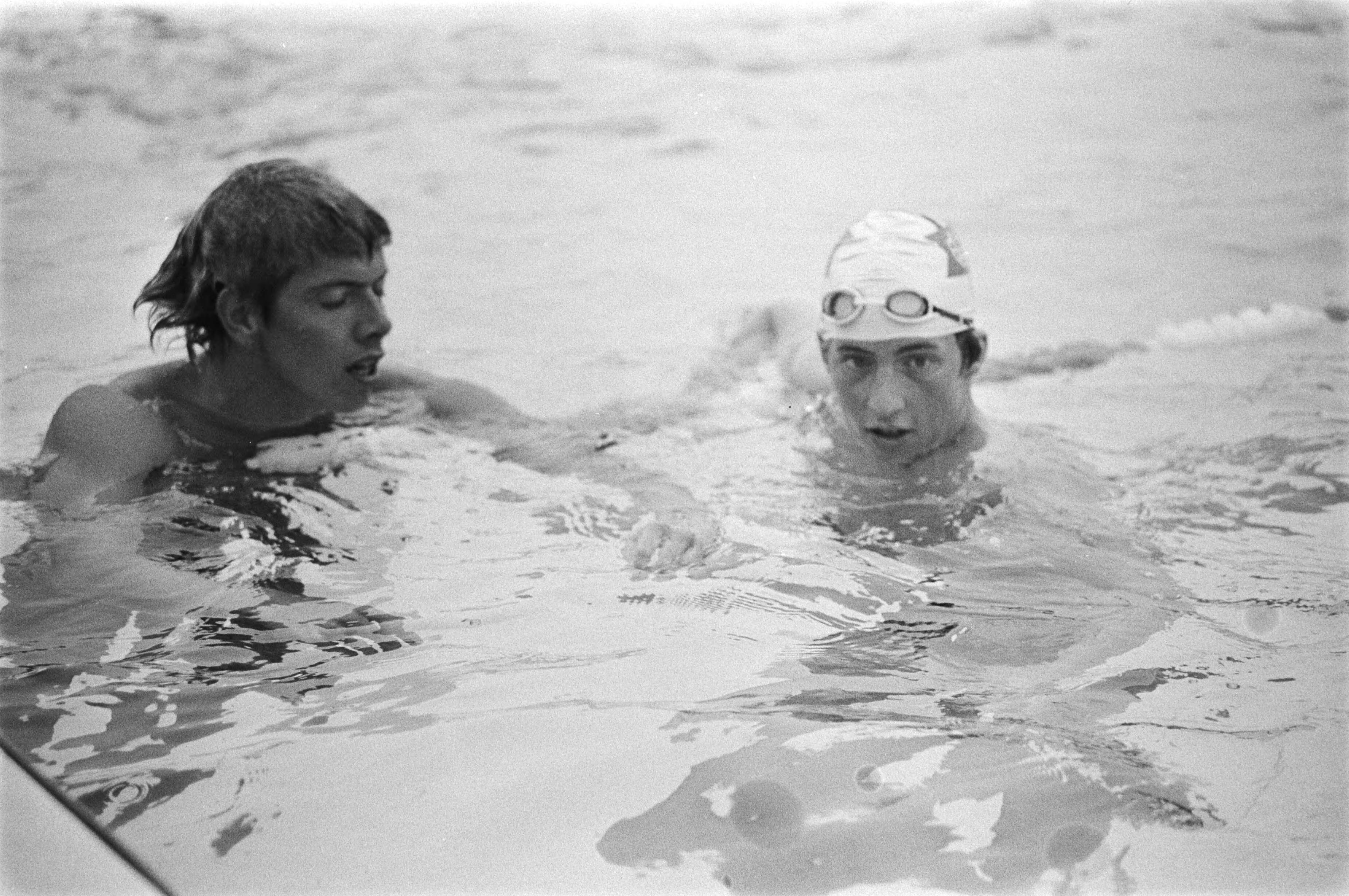 Fotocollectie Anefo — Nationale Zwemkampioenschappen in Volendam, huldiging links Annelies Maas , midden Enith Brigitha rechts Berber Kamstra — Foto: Bogaerts, Rob / Anefo. Licentie: Set B: Rechtenvrij / Publiek Domein. Bron: Nationaal Archief. http://hdl.handle.net/10648/ac8a70d2-d0b4-102d-bcf8-003048976d84
