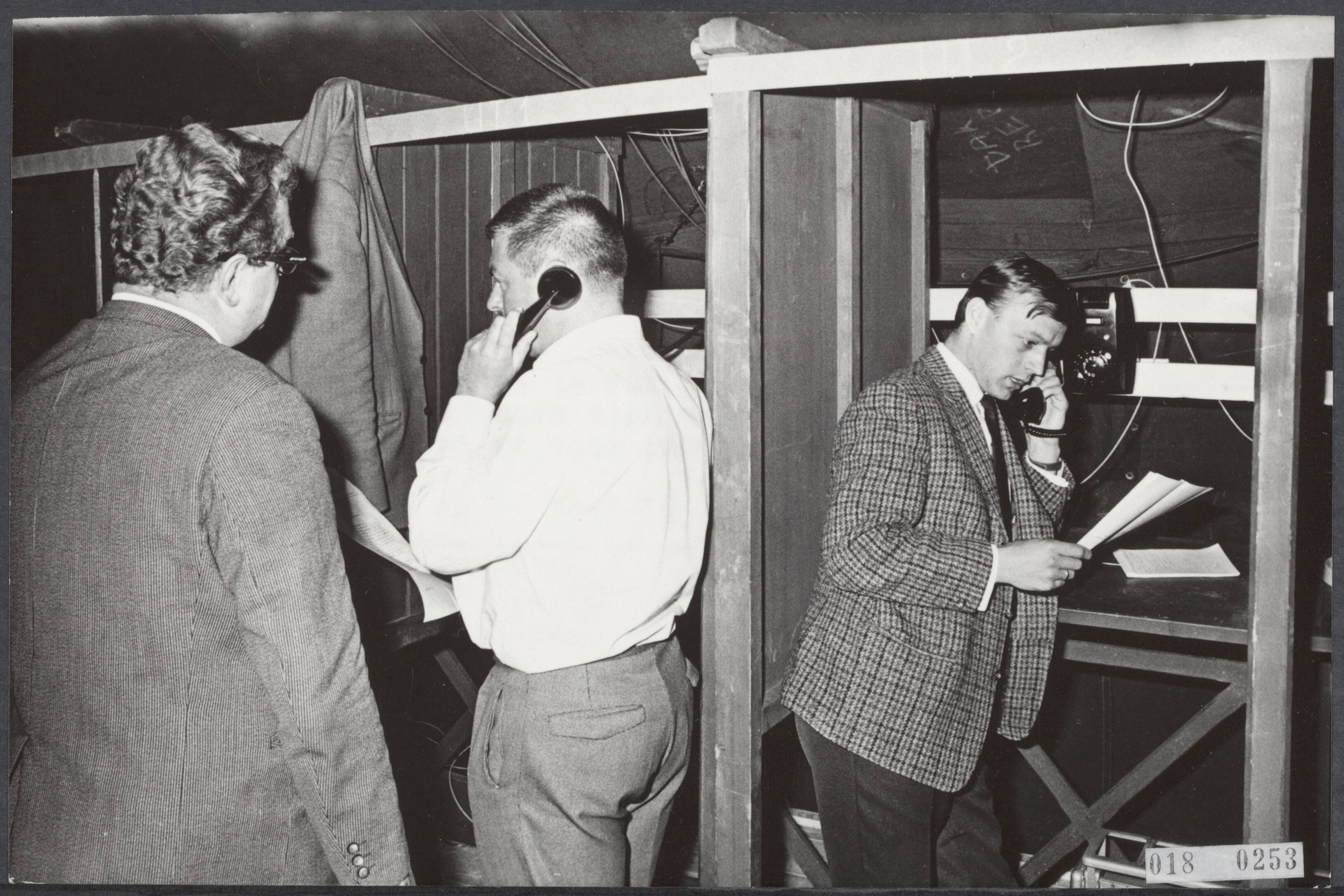 Fotocollectie Elsevier Binnenland — Na het bekend worden dar een prinsje was geboren, renden verslaggevers naar het Perscentrum om hun kranten het nieuws door te bellen — Foto: Nijs, Jac. de / Anefo. Licentie: Set B: Rechtenvrij / Publiek Domein. Bron: Nationaal Archief. http://hdl.handle.net/10648/adc1b262-d0b4-102d-bcf8-003048976d84