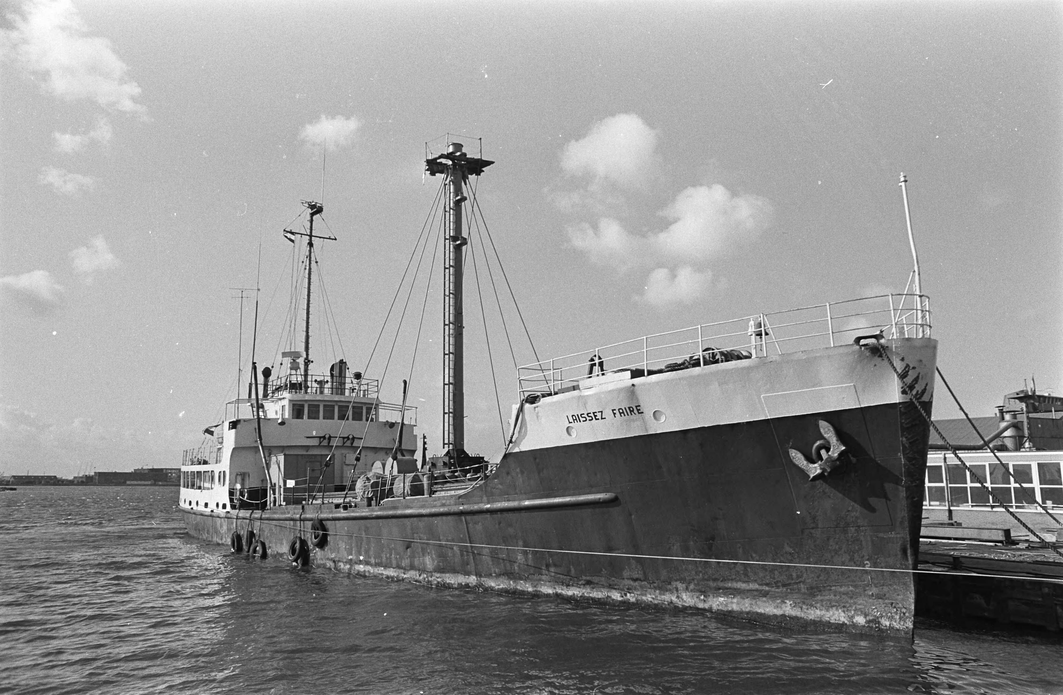 Fotocollectie Anefo — Radioschip Dolfijn , Laisses Faire bij de ZSM te Zaand voor nieuwe mast — Foto: Nijs, Jac. de / Anefo. Licentie: Set B: Rechtenvrij / Publiek Domein. Bron: Nationaal Archief. http://hdl.handle.net/10648/ab12d6b8-d0b4-102d-bcf8-003048976d84