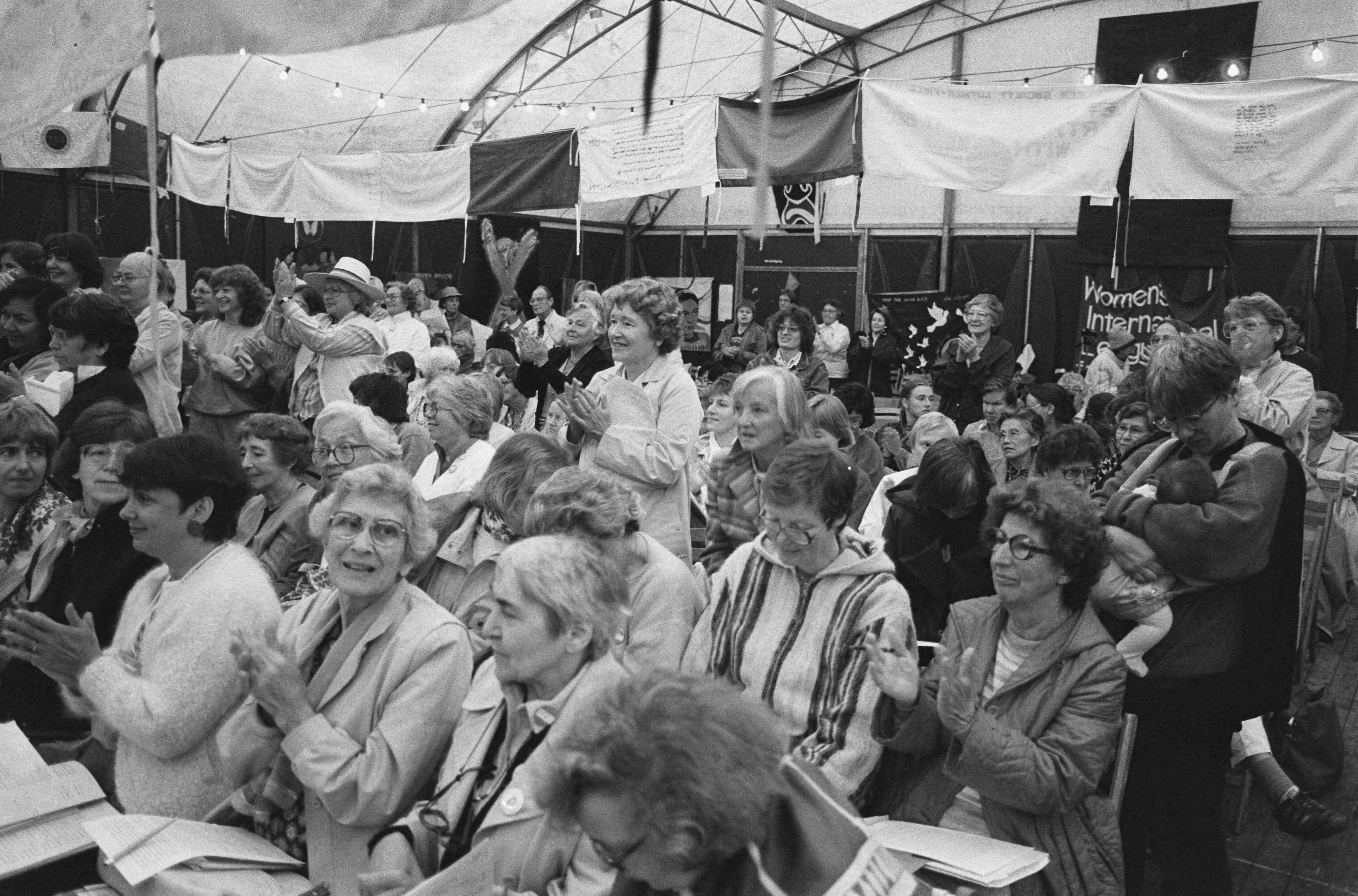 Fotocollectie Anefo — Vrouwen op Internationaal Vredescongres in Zeist — Foto: Bogaerts, Rob / Anefo. Licentie: Set B: Rechtenvrij / Publiek Domein. Bron: Nationaal Archief. http://hdl.handle.net/10648/ad55a50e-d0b4-102d-bcf8-003048976d84