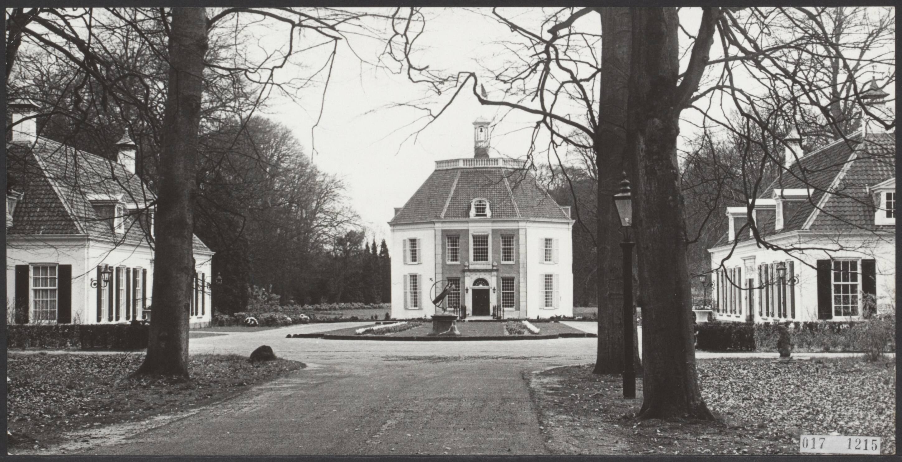 Fotocollectie Elsevier Binnenland — Kasteel Drakensteyn met de bijgebouwen in de voorjaarszon, waar de nieuwe oranjetelg in prachtige rustige omgeving kan opgroeien — Foto: Koch, Eric / Anefo. Licentie: Set B: Rechtenvrij / Publiek Domein. Bron: Nationaal Archief. http://hdl.handle.net/10648/adc05a7a-d0b4-102d-bcf8-003048976d84
