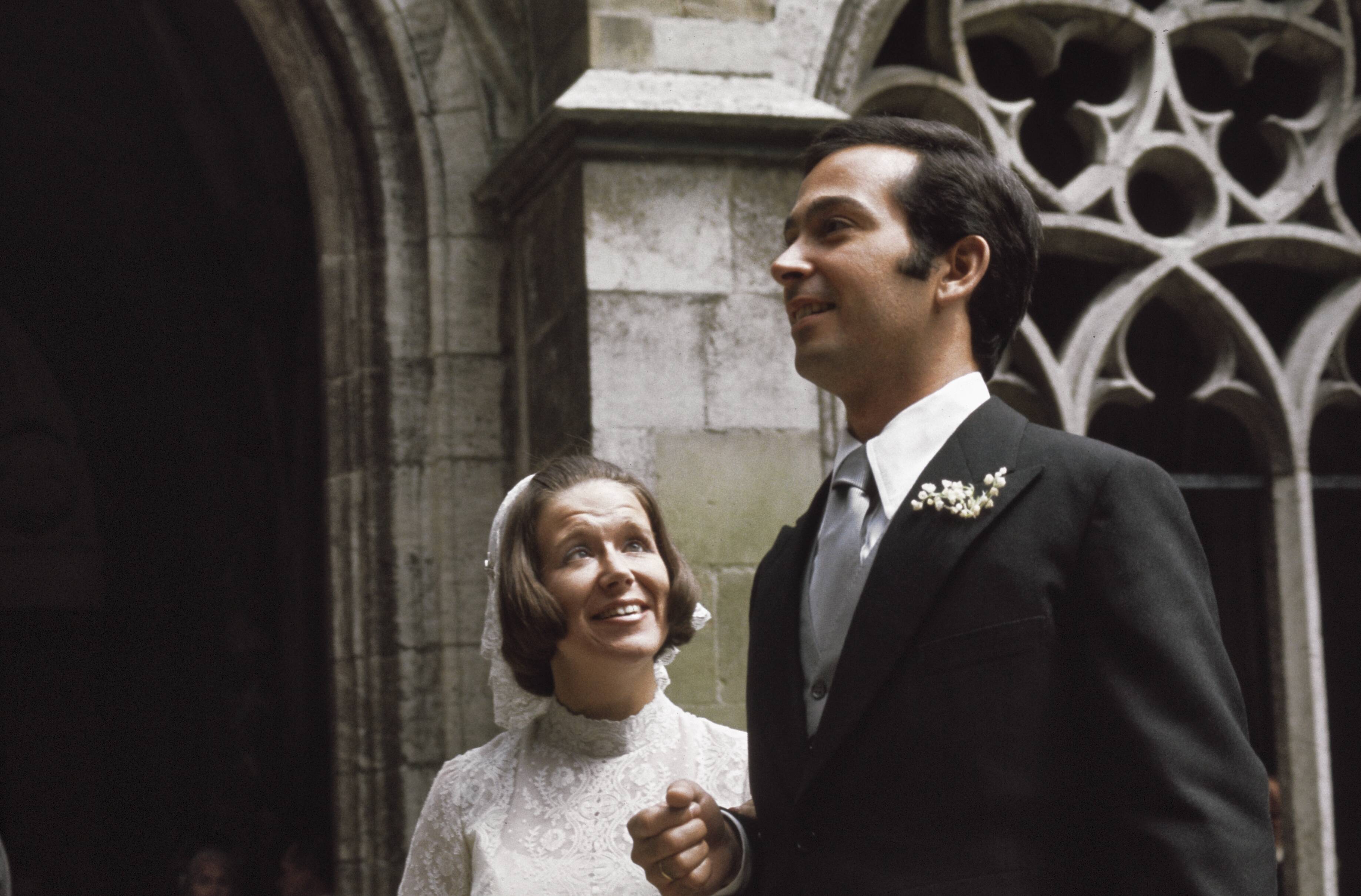 Fotocollectie Anefo — Kerkelijke inzegening in Utrecht; poseren in Kloostertuin koppen — Foto: Verhoeff, Bert / Anefo. Licentie: Set B: Rechtenvrij / Publiek Domein. Bron: Nationaal Archief. http://hdl.handle.net/10648/ad9394b8-d0b4-102d-bcf8-003048976d84