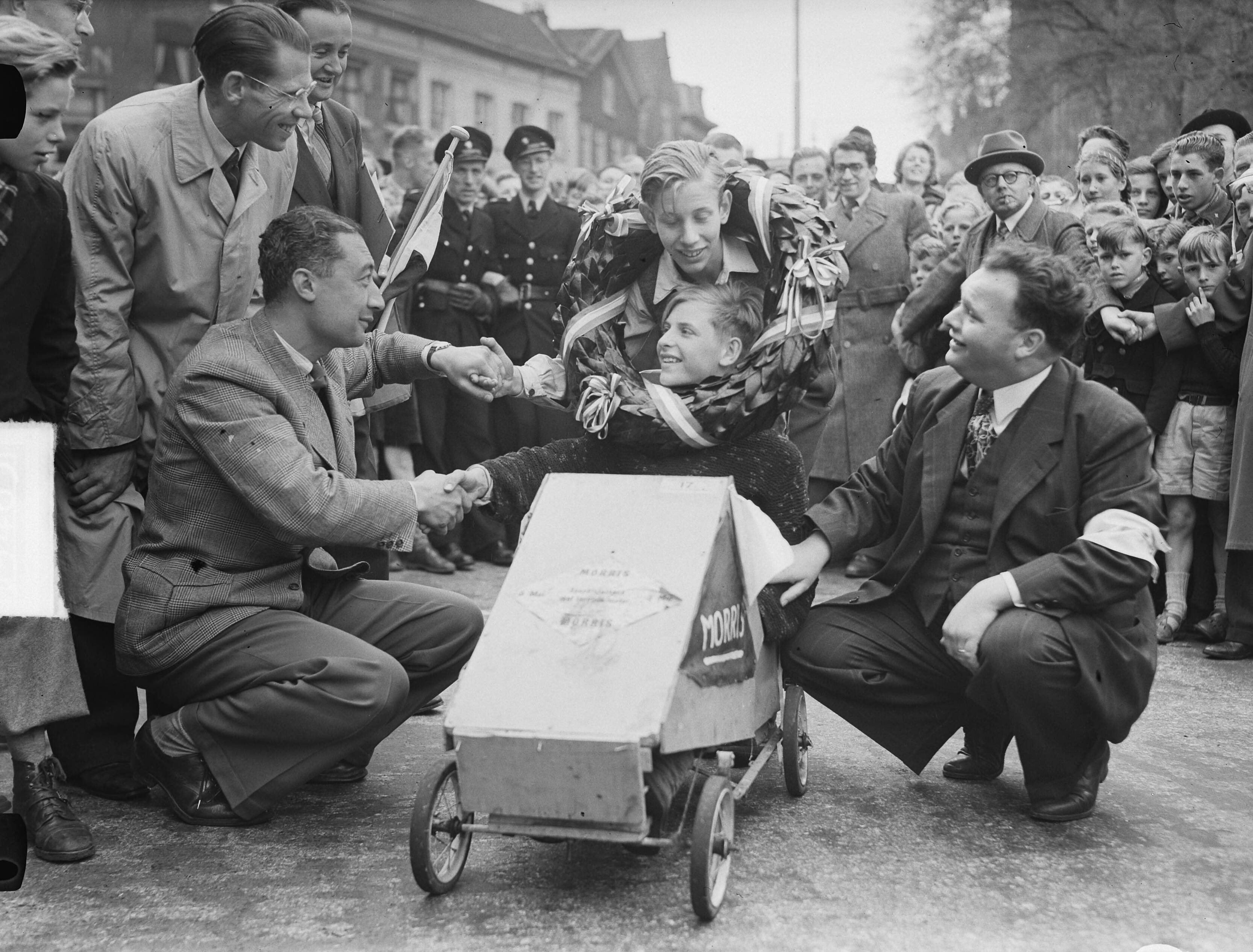 Zeepkistenraces in Haarlem — Foto: Oorschot, […] van / Anefo. — Licentie: Set B: Rechtenvrij / Publiek Domein. Bron: Nationaal Archief. http://hdl.handle.net/10648/a8d804d6-d0b4-102d-bcf8-003048976d84