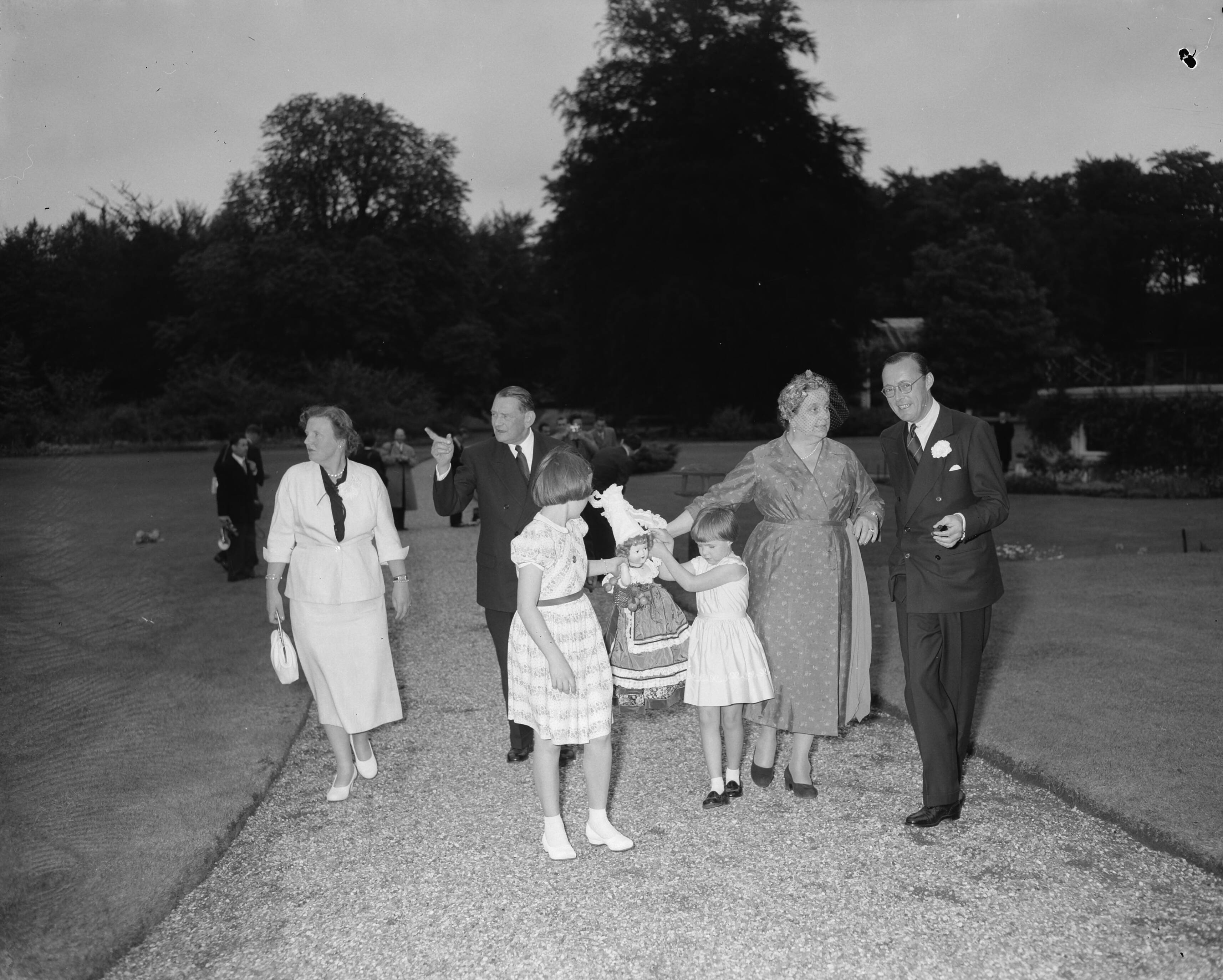 Staatsbezoek Franse president René Coty (1954) — Laatste dag staatsbezoek Franse president Coty aan Nederland. Bezoek Soestdijk, gasten met Koninklijke familie (kinderen) — Foto: Noske, J.D. / Anefo. Licentie: Set B: Rechtenvrij / Publiek Domein. Bron: Nationaal Archief. http://hdl.handle.net/10648/a92683cc-d0b4-102d-bcf8-003048976d84