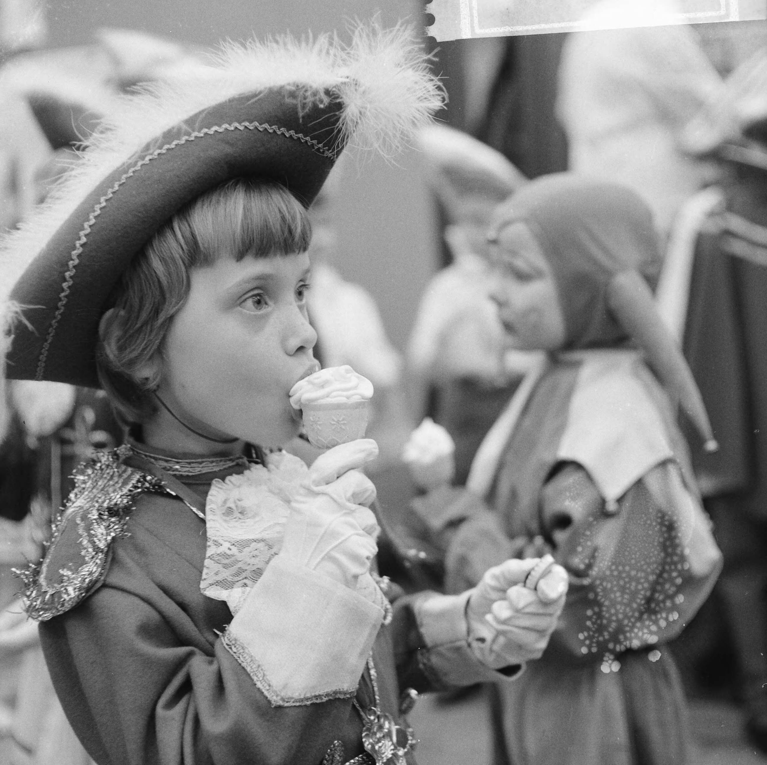 Fotocollectie Anefo — IJsfrica in de jaarbeurs te Utrecht geopend — Foto: Kroon, Ron / Anefo. Licentie: Set B: Rechtenvrij / Publiek Domein. Bron: Nationaal Archief. http://hdl.handle.net/10648/aada070c-d0b4-102d-bcf8-003048976d84