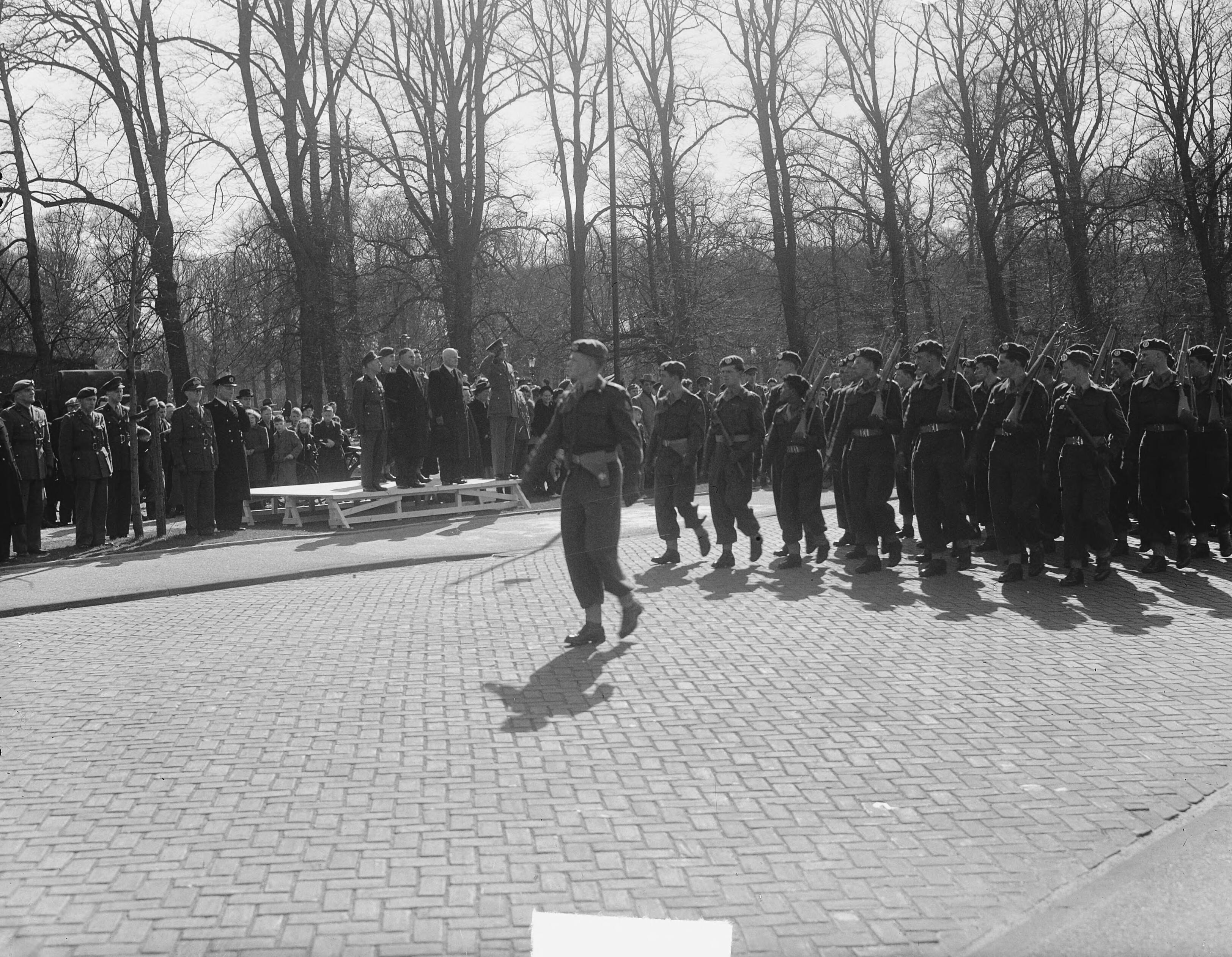 Afscheidsparade in Haarlem van het regiment lichte luchtdoelartillerie "Betuwe", gelegerd in de Koudenhornkazerne — Afscheidsparade in Haarlem van het regiment lichte luchtdoelartillerie "Betuwe", gelegerd in de Koudenhornkazerne. Defilé op de Dreef — Foto: Vogel, Carel L. de / Anefo. Licentie: Set B: Rechtenvrij / Publiek Domein. Bron: Nationaal Archief. http://hdl.handle.net/10648/a8e7833e-d0b4-102d-bcf8-003048976d84