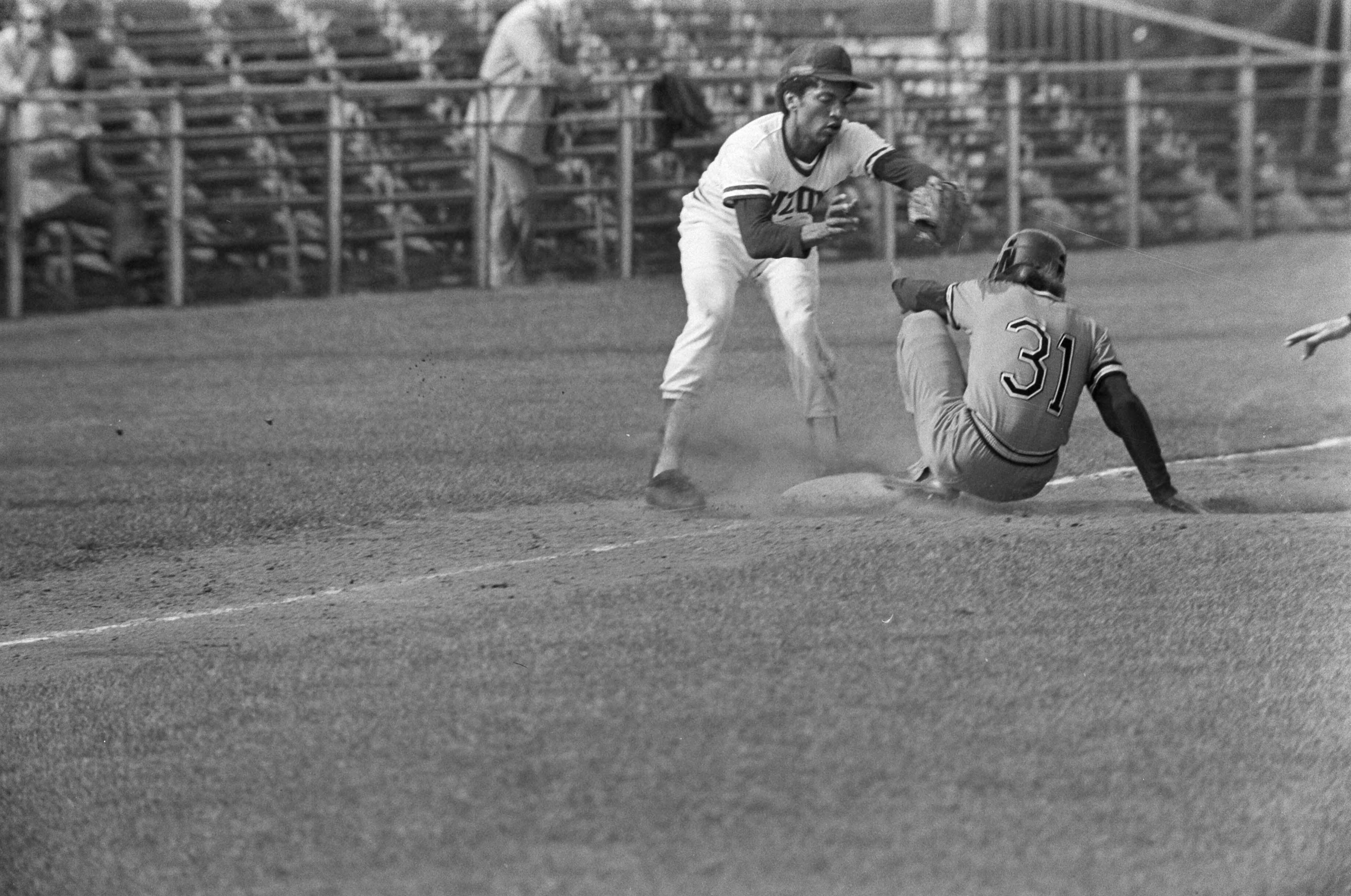 Fotocollectie Anefo — Honkbalweek Haarlem Nederland tegen Arizona; nr. 17, 18 Harry van de Berg bereikt 3e honk — Foto: Croes, Rob C. / Anefo. Licentie: Set B: Rechtenvrij / Publiek Domein. Bron: Nationaal Archief. http://hdl.handle.net/10648/ac503cb4-d0b4-102d-bcf8-003048976d84