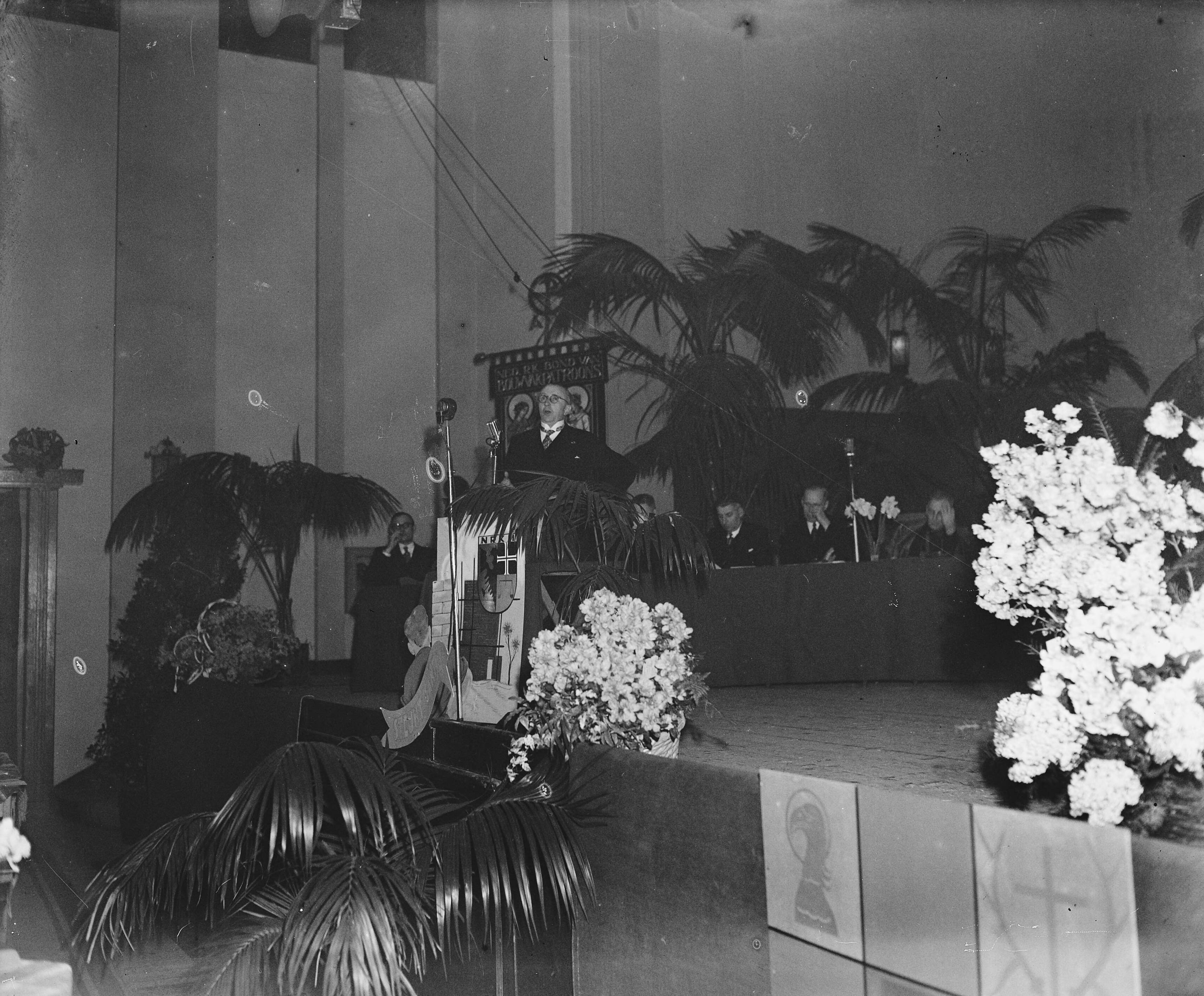 Fotocollectie Anefo — Bijeenkomst van de Katholieke Middenstandsbond te Haarlem t..g.v. 40-jarig bestaan — Foto: Zeylemaker, Co / Anefo. Licentie: Set B: Rechtenvrij / Publiek Domein. Bron: Nationaal Archief. http://hdl.handle.net/10648/a8a762ae-d0b4-102d-bcf8-003048976d84