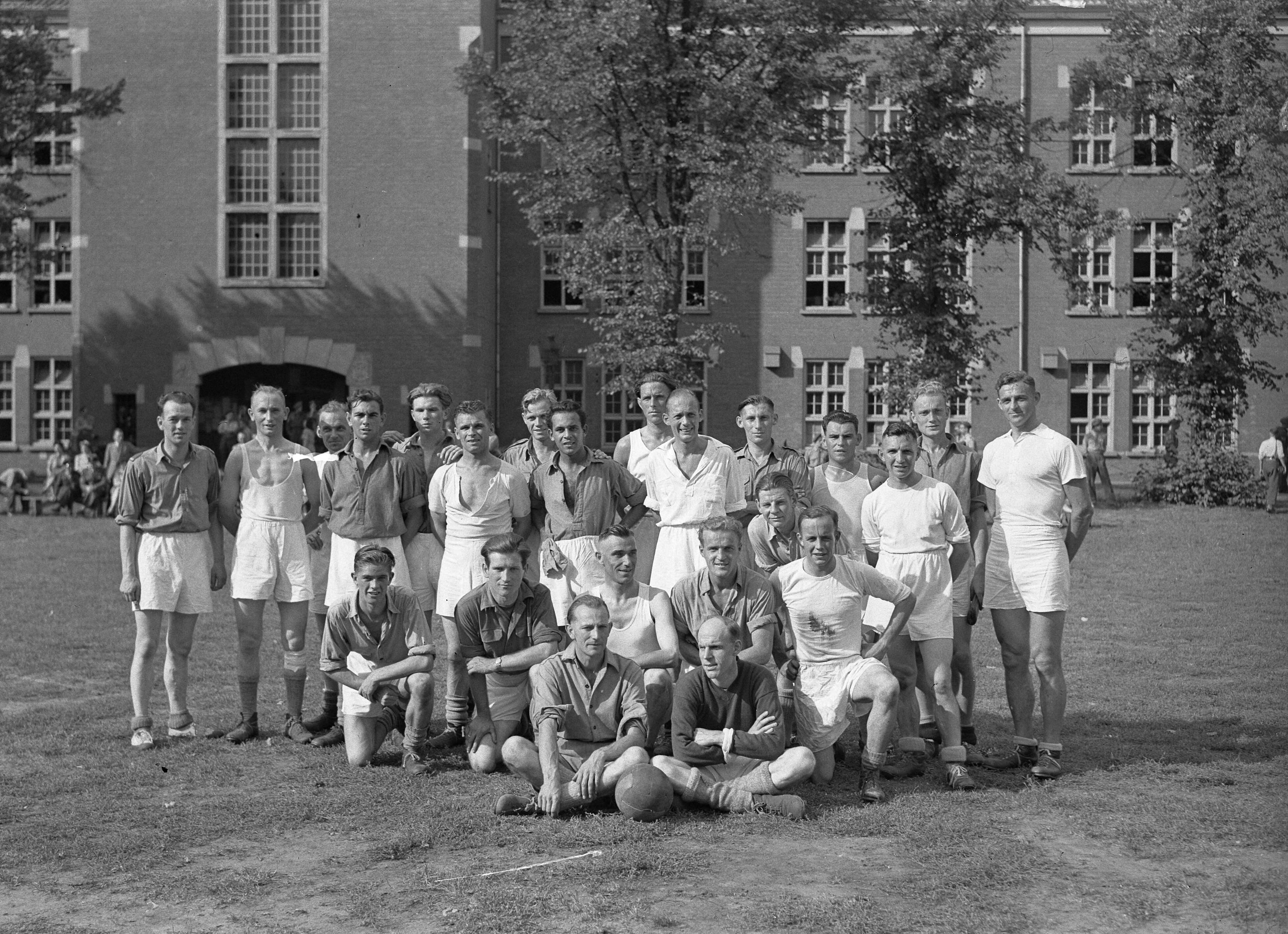 Fotocollectie Anefo — Feest opleidingscursus onderofficieren te Breda — Foto: Sagers, Harry / Anefo. Licentie: Set B: Rechtenvrij / Publiek Domein. Bron: Nationaal Archief. http://hdl.handle.net/10648/a8acefee-d0b4-102d-bcf8-003048976d84