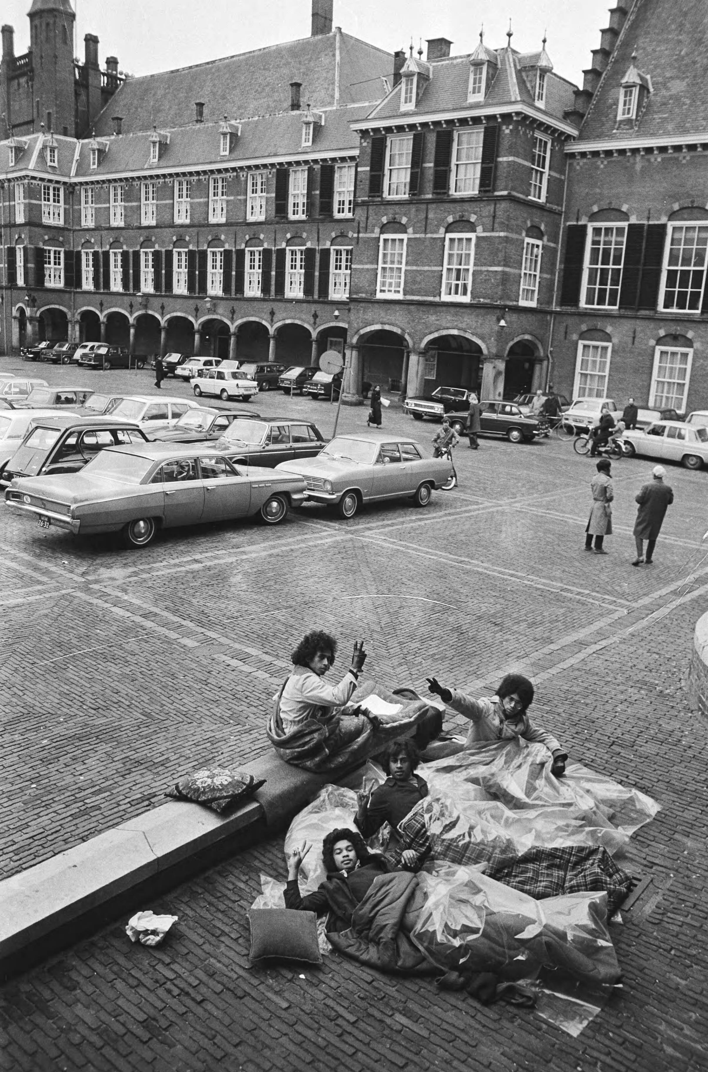 Fotocollectie Anefo — Vier Zuid-Molukse jongens in hongerstaking uit protest tegen proces tegen de "33 van Wassenaar" , op Binnenhof, Den Haag — Foto: Mieremet, Rob / Anefo. Licentie: Set B: Rechtenvrij / Publiek Domein. Bron: Nationaal Archief. http://hdl.handle.net/10648/abac96fe-d0b4-102d-bcf8-003048976d84