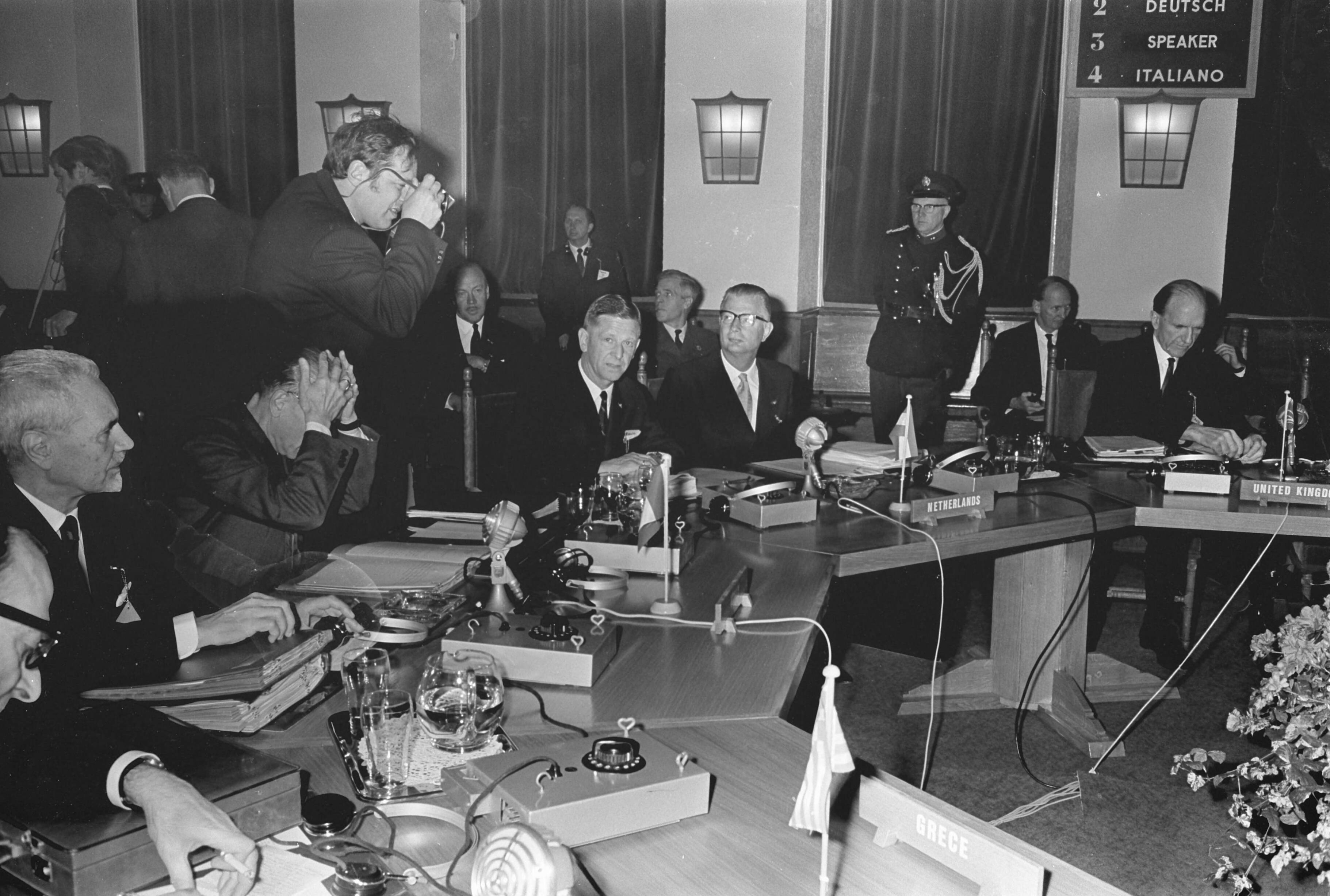 Fotocollectie Anefo — Nato vergadert in Den Haag . Overzicht Nato-vergadering in Juliana Kazerne — Foto: Koch, Eric / Anefo. Licentie: Set B: Rechtenvrij / Publiek Domein. Bron: Nationaal Archief. http://hdl.handle.net/10648/ab3d544c-d0b4-102d-bcf8-003048976d84