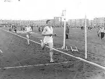 Fotocollectie Anefo — Nederlandse atletiekkampioenschappen te Den Haag. 5.000 Meter heren, 1ste Roovers, 2de Viset — Foto: Noske, J.D. / Anefo. Licentie: Set B: Rechtenvrij / Publiek Domein. Bron: Nationaal Archief. http://hdl.handle.net/10648/a967290e-d0b4-102d-bcf8-003048976d84