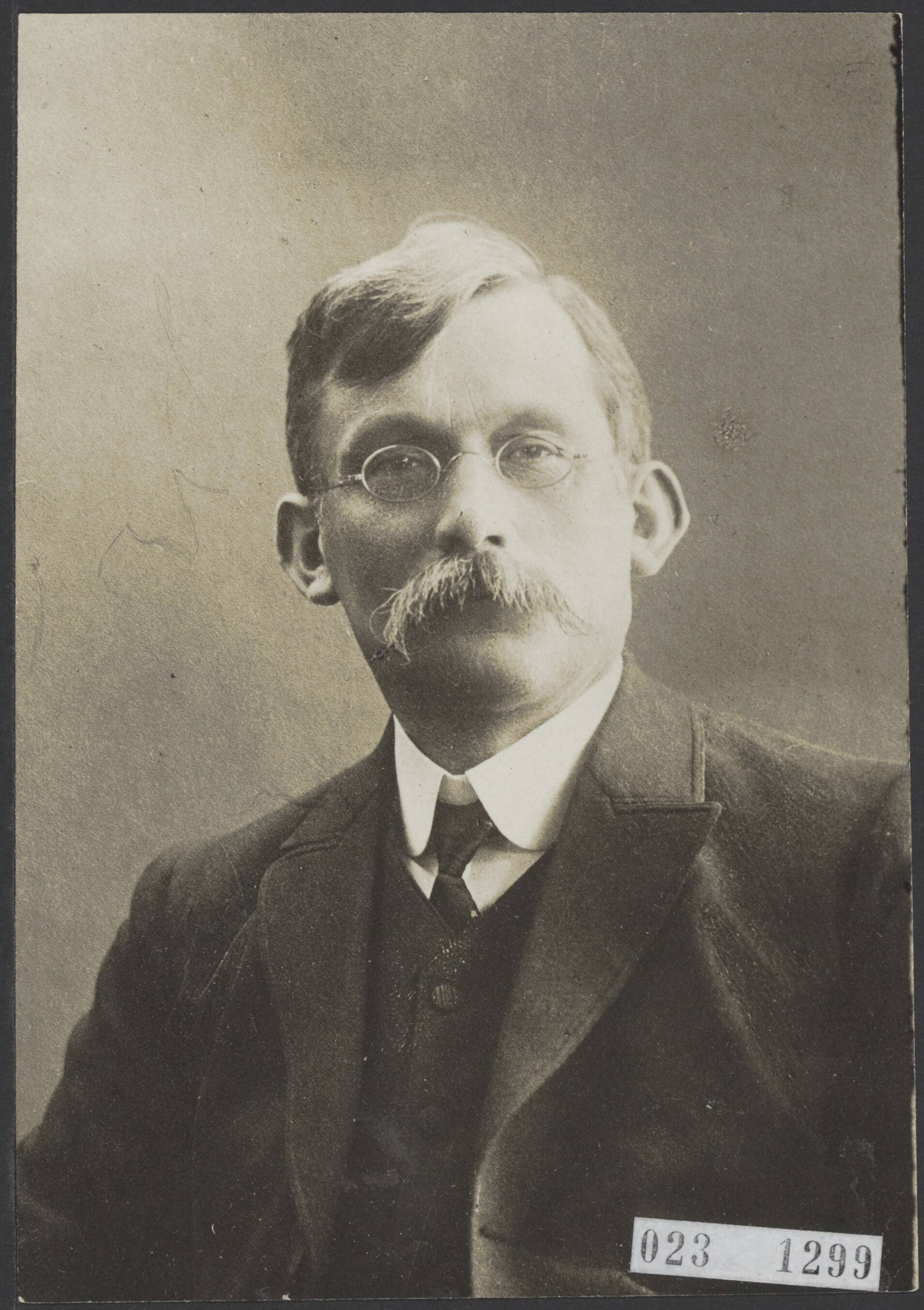 Fotocollectie Elsevier Binnenland — De heer Mondt, directeur van de HBS te Breda — Foto: Fotopersbureau "Holland". Licentie: Set B: Rechtenvrij / Publiek Domein. Bron: Nationaal Archief. http://hdl.handle.net/10648/add69772-d0b4-102d-bcf8-003048976d84