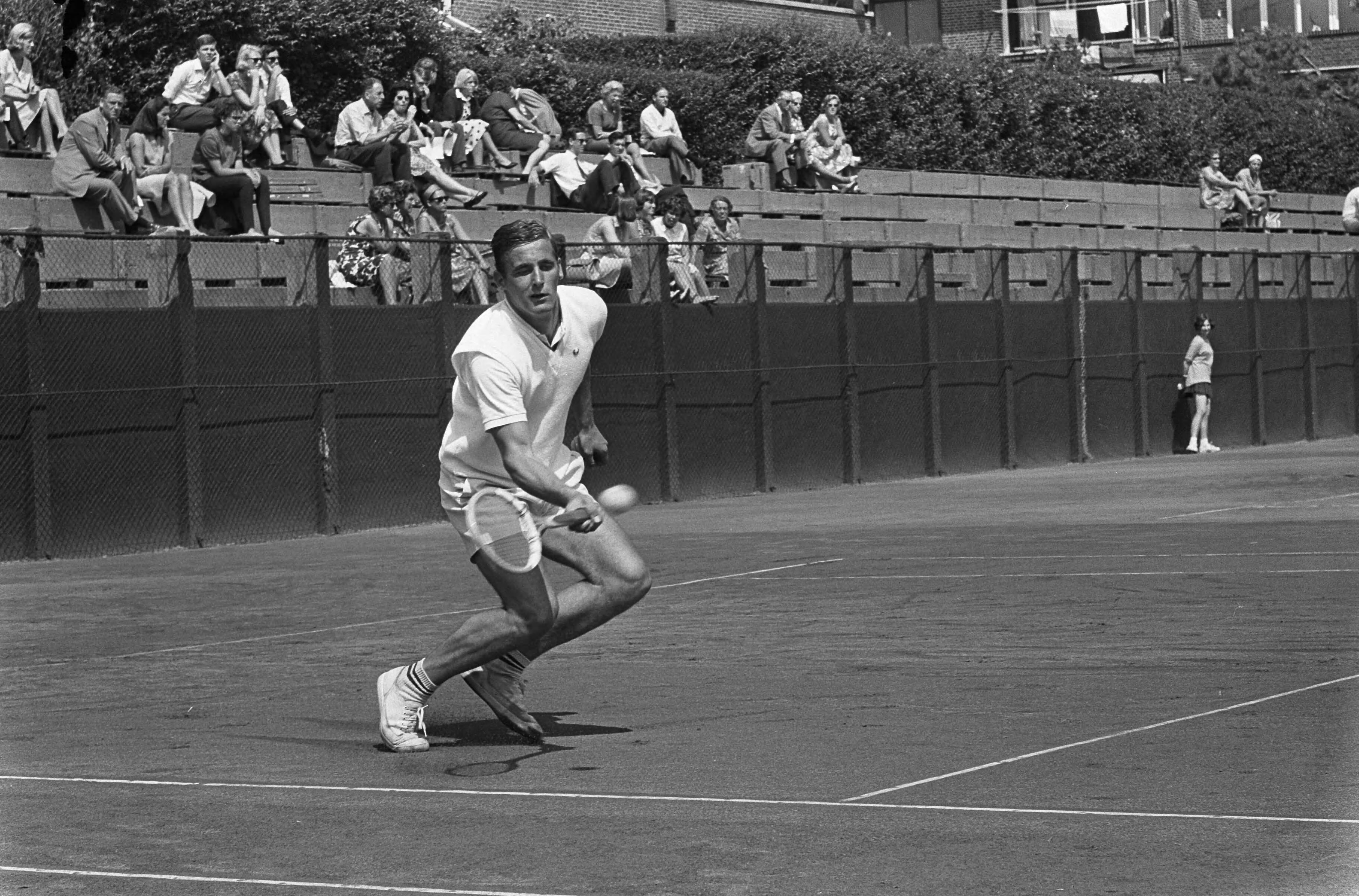 Fotocollectie Anefo — Nederlandse tenniskampioenschappen op de METS-banen te Scheveningen. Jan Hajer in actie — Foto: Koch, Eric / Anefo. Licentie: Set B: Rechtenvrij / Publiek Domein. Bron: Nationaal Archief. http://hdl.handle.net/10648/aaba467e-d0b4-102d-bcf8-003048976d84