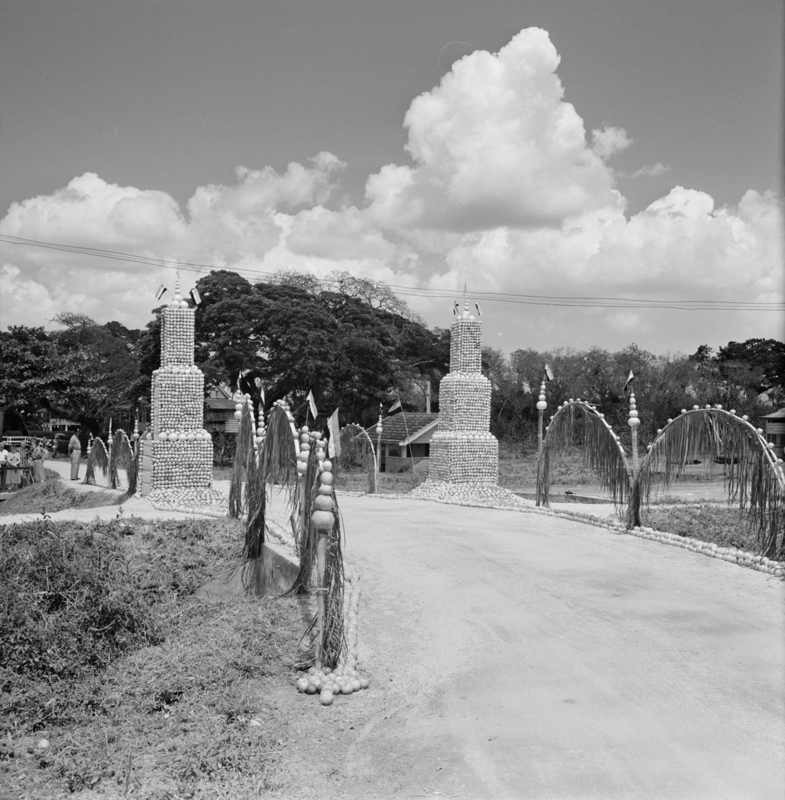 Nederlandse Antillen en Suriname ten tijde van het koninklijk bezoek van koningin Juliana en prins Bernhard in 1955 — Versieringen van citrusvruchten in Voorburg — Foto: Poll, Willem van de. Licentie: Set B: Rechtenvrij / Publiek Domein. Bron: Nationaal Archief. http://hdl.handle.net/10648/aeb37d54-d0b4-102d-bcf8-003048976d84
