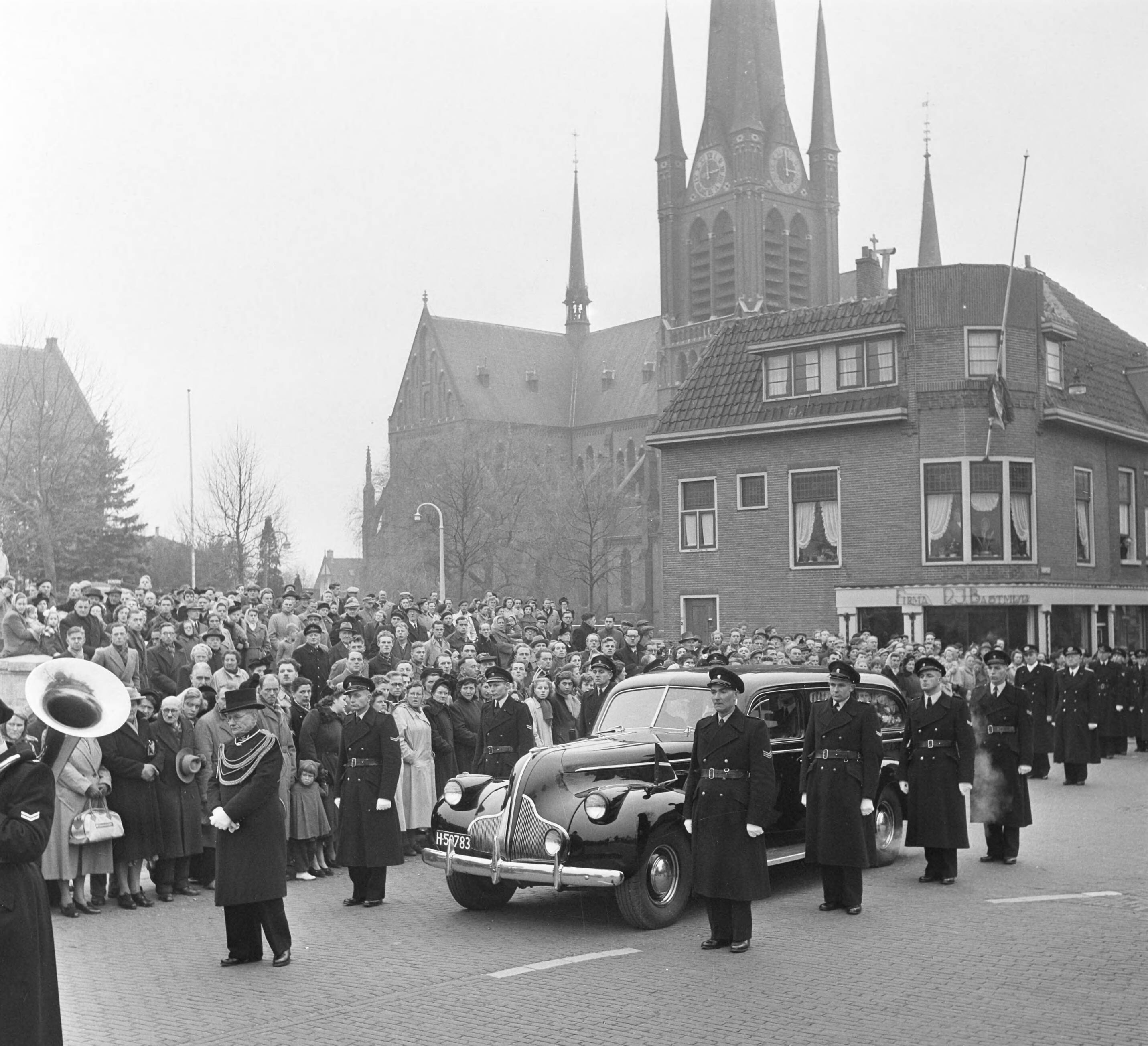 Begrafenis van politieagent A. van Eck te Woerden — Foto: Noske, J.D. / Anefo. — Licentie: Set B: Rechtenvrij / Publiek Domein. Bron: Nationaal Archief. http://hdl.handle.net/10648/a902db98-d0b4-102d-bcf8-003048976d84