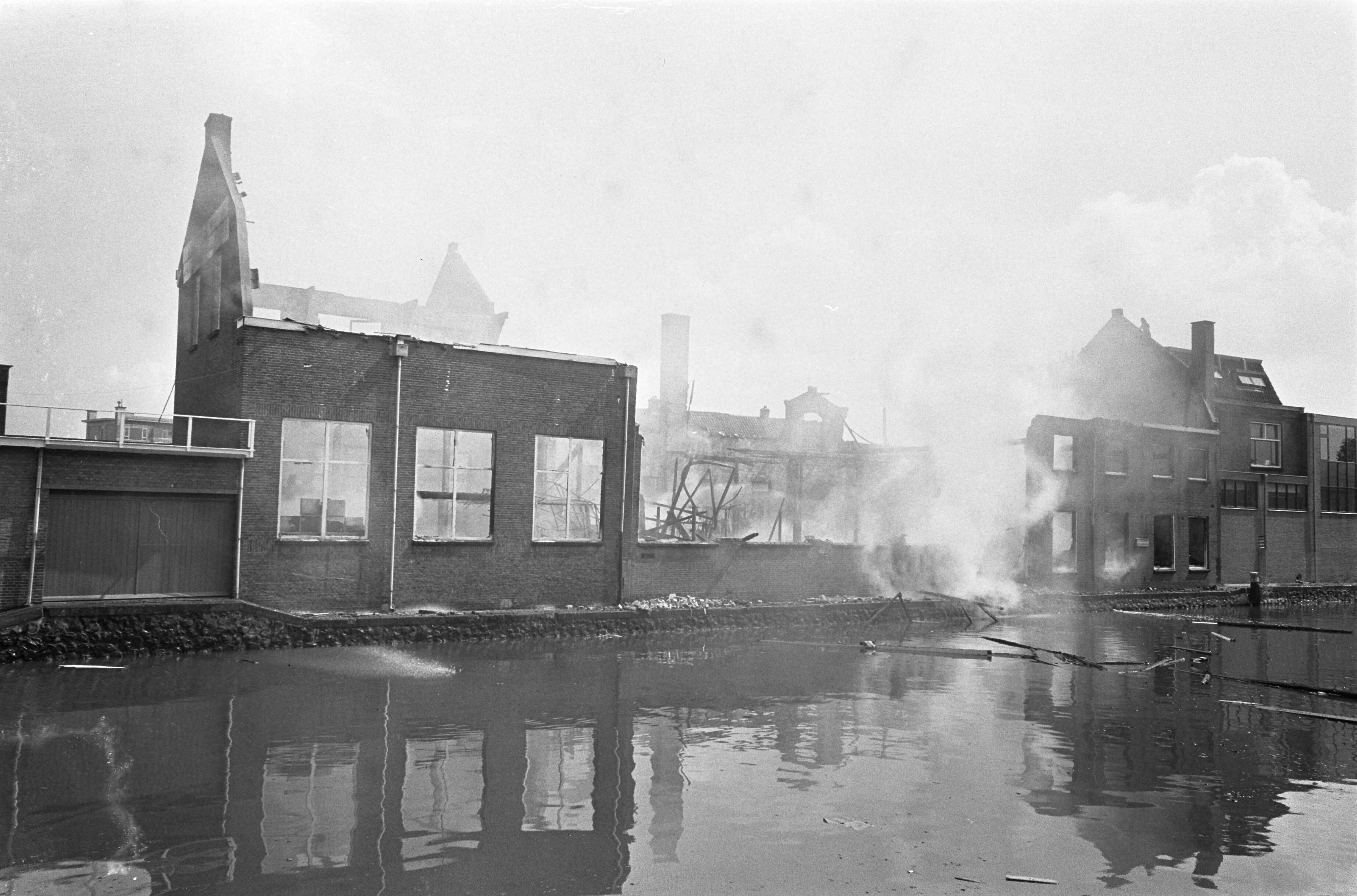 Fotocollectie Anefo — Brand in grossierderij in Utrecht: overzicht uitgebrande complex — Foto: Evers, Joost / Anefo. Licentie: Set B: Rechtenvrij / Publiek Domein. Bron: Nationaal Archief. http://hdl.handle.net/10648/ab760ada-d0b4-102d-bcf8-003048976d84