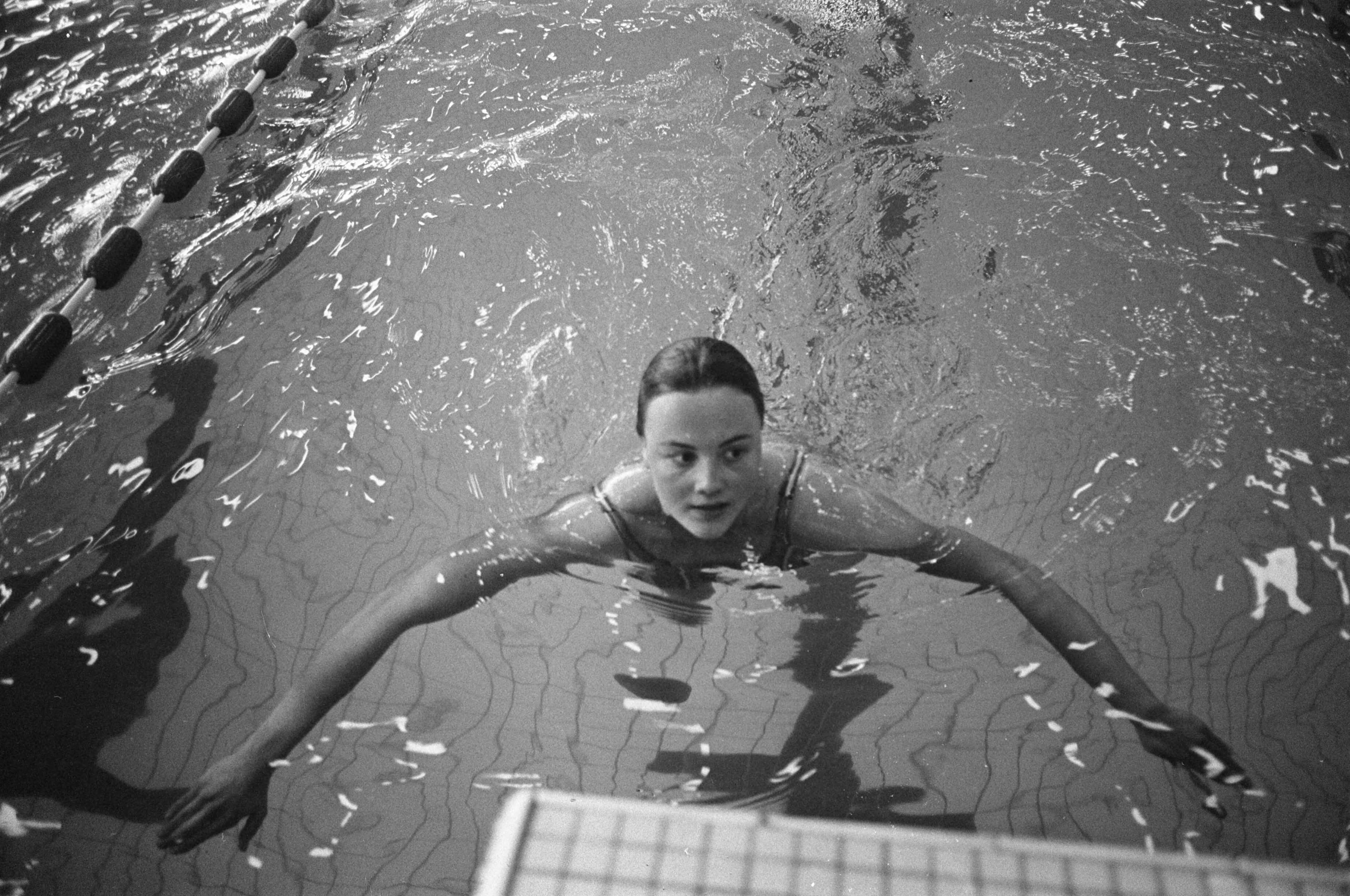 Fotocollectie Anefo — Nationale winterkampioenschappen zwemmen in Morgenstond te Den Haag ; nr. 32, 33 Hennie Penterman — Foto: Croes, Rob C. / Anefo. Licentie: Set B: Rechtenvrij / Publiek Domein. Bron: Nationaal Archief. http://hdl.handle.net/10648/abe63abc-d0b4-102d-bcf8-003048976d84
