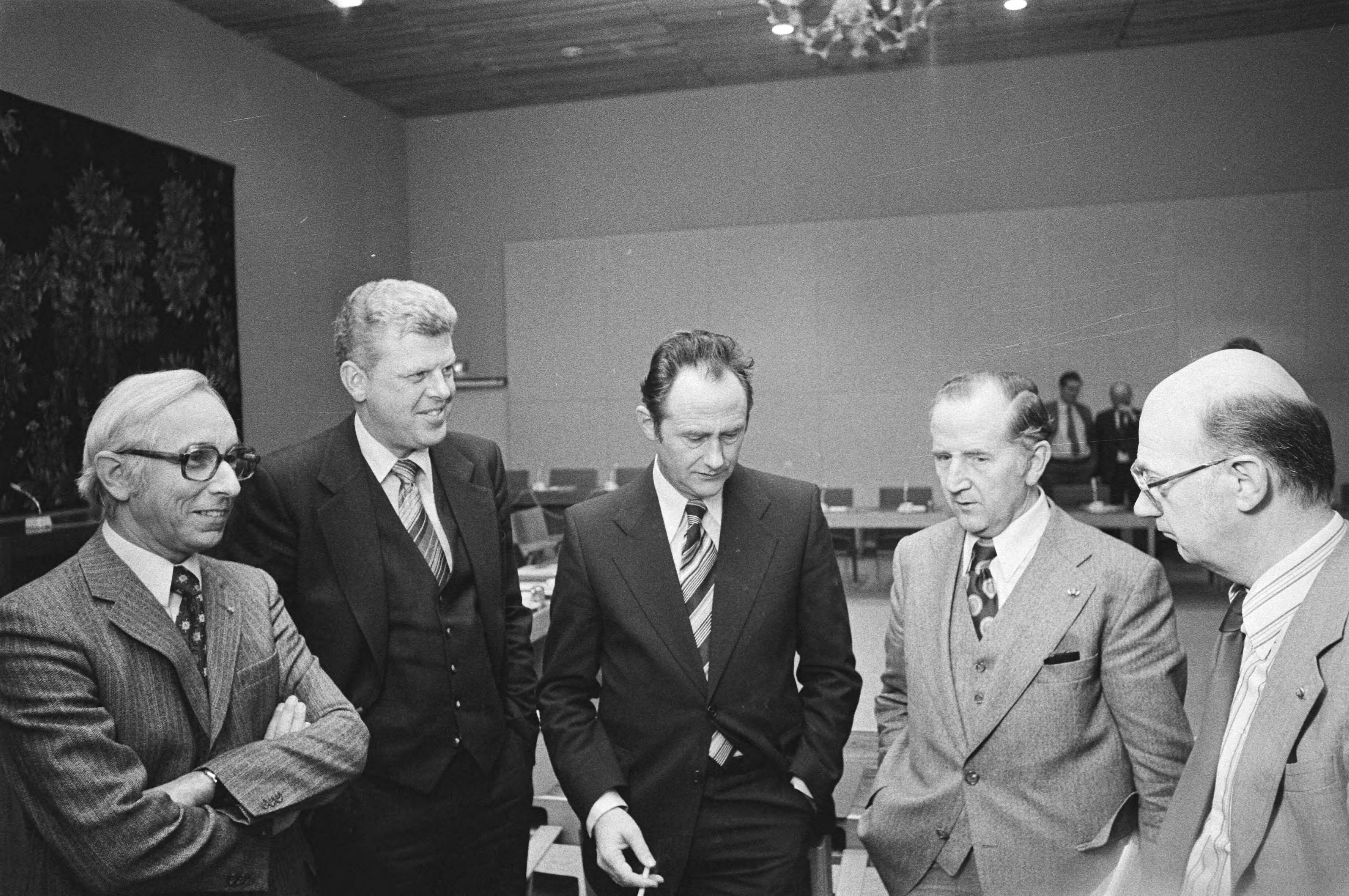 Fotocollectie Anefo — Loonoverleg Regering met Stichting van de Arbeid in SER-gebouw Den Haag ; v.l.n.r. Lanser (CNV), Duizenberg en Boersma, Van Veen (VNO) en Spit — Foto: Verhoeff, Bert / Anefo. Licentie: Set B: Rechtenvrij / Publiek Domein. Bron: Nationaal Archief. http://hdl.handle.net/10648/ac91181a-d0b4-102d-bcf8-003048976d84