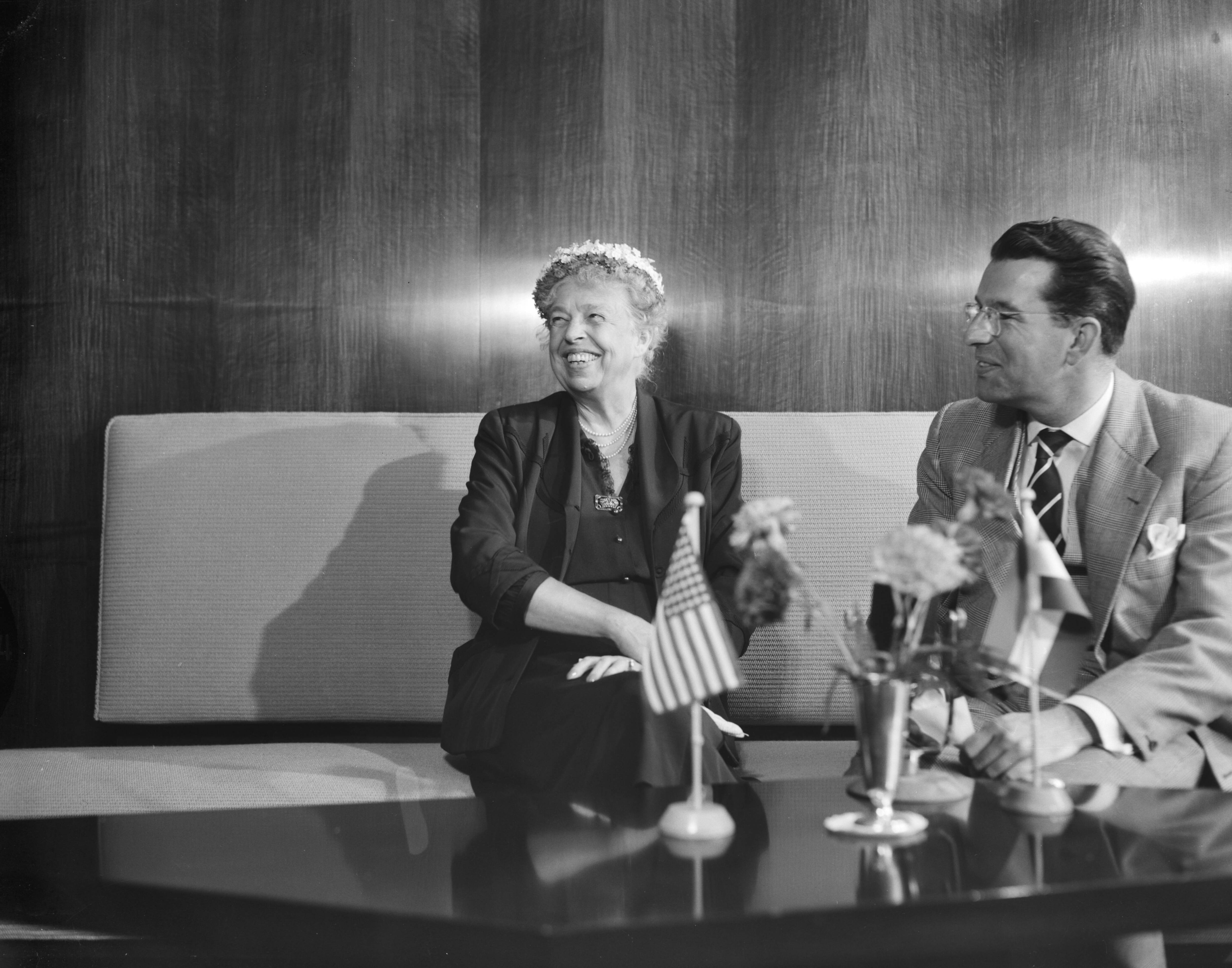 Fotocollectie Anefo — Eleanor Roosevelt, de weduwe van de Amerikaanse presdent Franklin D. Roosevelt, is voor een bezoek van enige dagen op Schiphol gearriveerd, waarbij zij ook voor de televisie enige worden sprak — Foto: Pot, Harry / Anefo. Licentie: Set B: Rechtenvrij / Publiek Domein. Bron: Nationaal Archief. http://hdl.handle.net/10648/a94d7806-d0b4-102d-bcf8-003048976d84