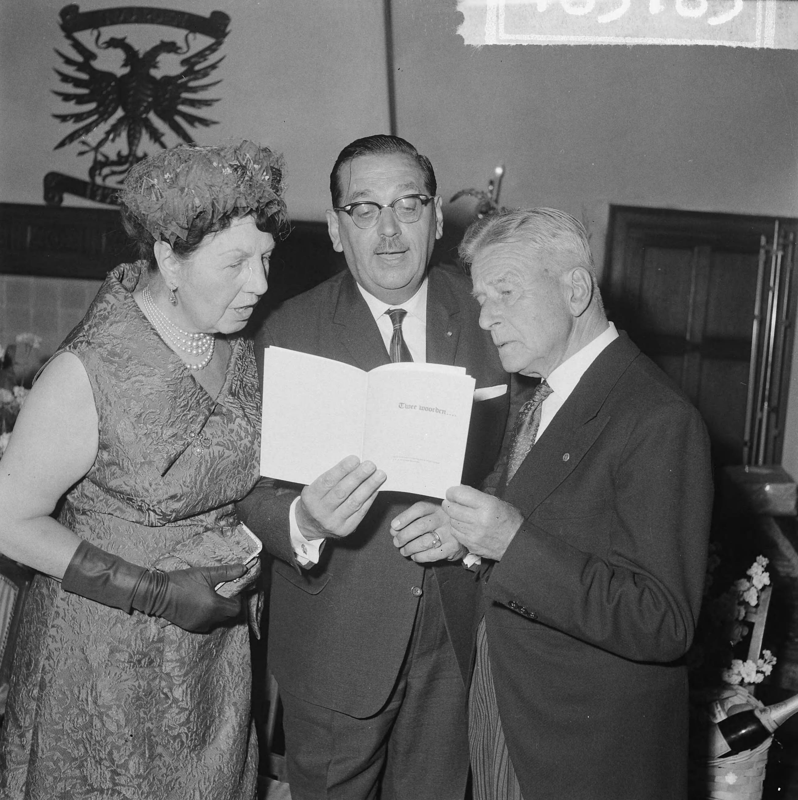 Fotocollectie Anefo — Clinge Doorenbos 80 jaar receptie in raadshuis te Naarden. V.l.n.r. mevrouw Clinge Doorenbos, E.A. Schüttenhelm (voorzitter NTS) en J. Clinge Doorenbos — Foto: Gelderen, Hugo van / Anefo. Licentie: Set B: Rechtenvrij / Publiek Domein. Bron: Nationaal Archief. http://hdl.handle.net/10648/aa6c3150-d0b4-102d-bcf8-003048976d84