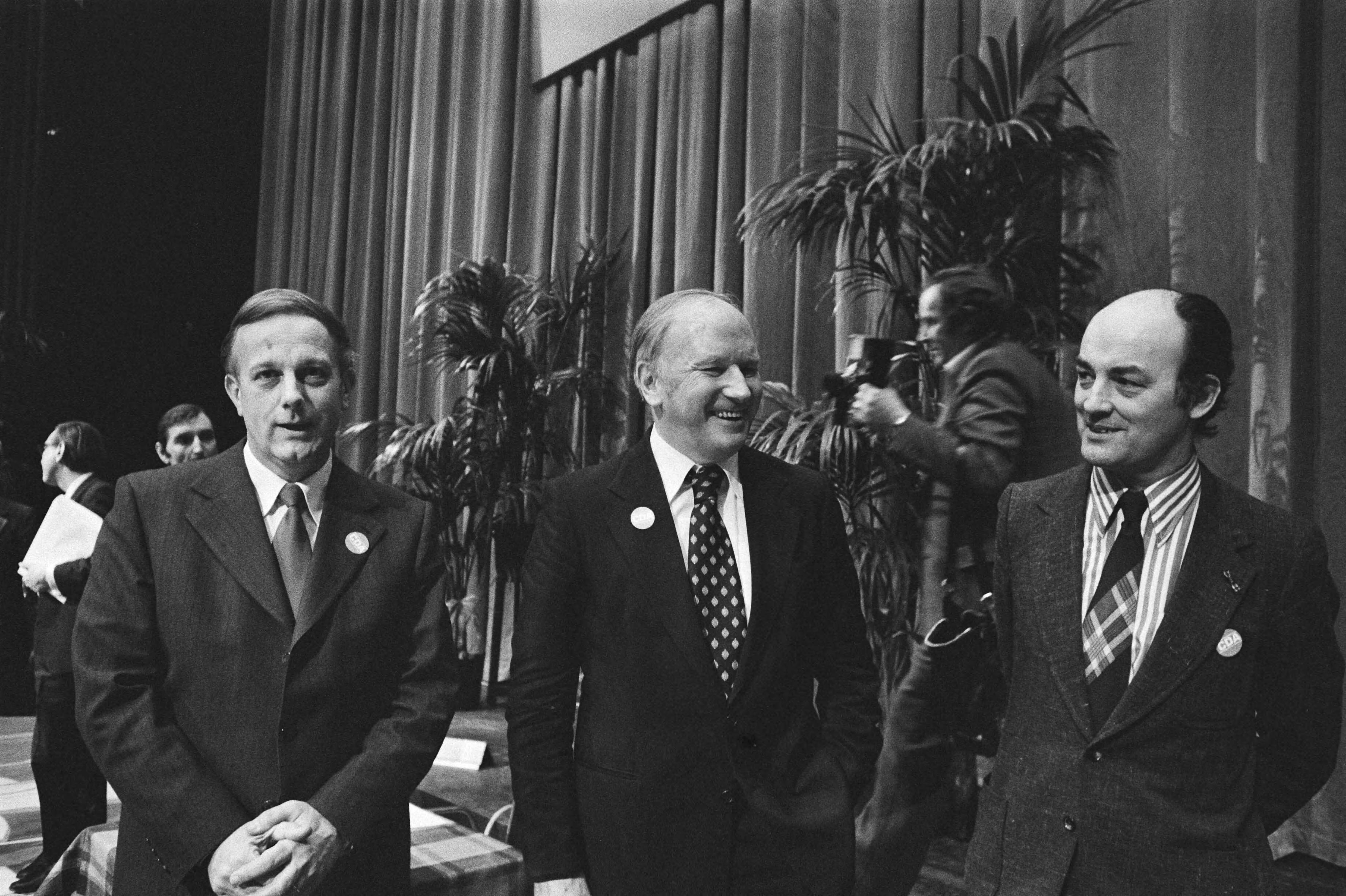 Fotocollectie Anefo — CDA-congres in Den Haag (1e dag); v.l.n.r. Steenkamp, Kruisinga en Aantjes — Foto: Verhoeff, Bert / Anefo. Licentie: Set B: Rechtenvrij / Publiek Domein. Bron: Nationaal Archief. http://hdl.handle.net/10648/ac91be5a-d0b4-102d-bcf8-003048976d84