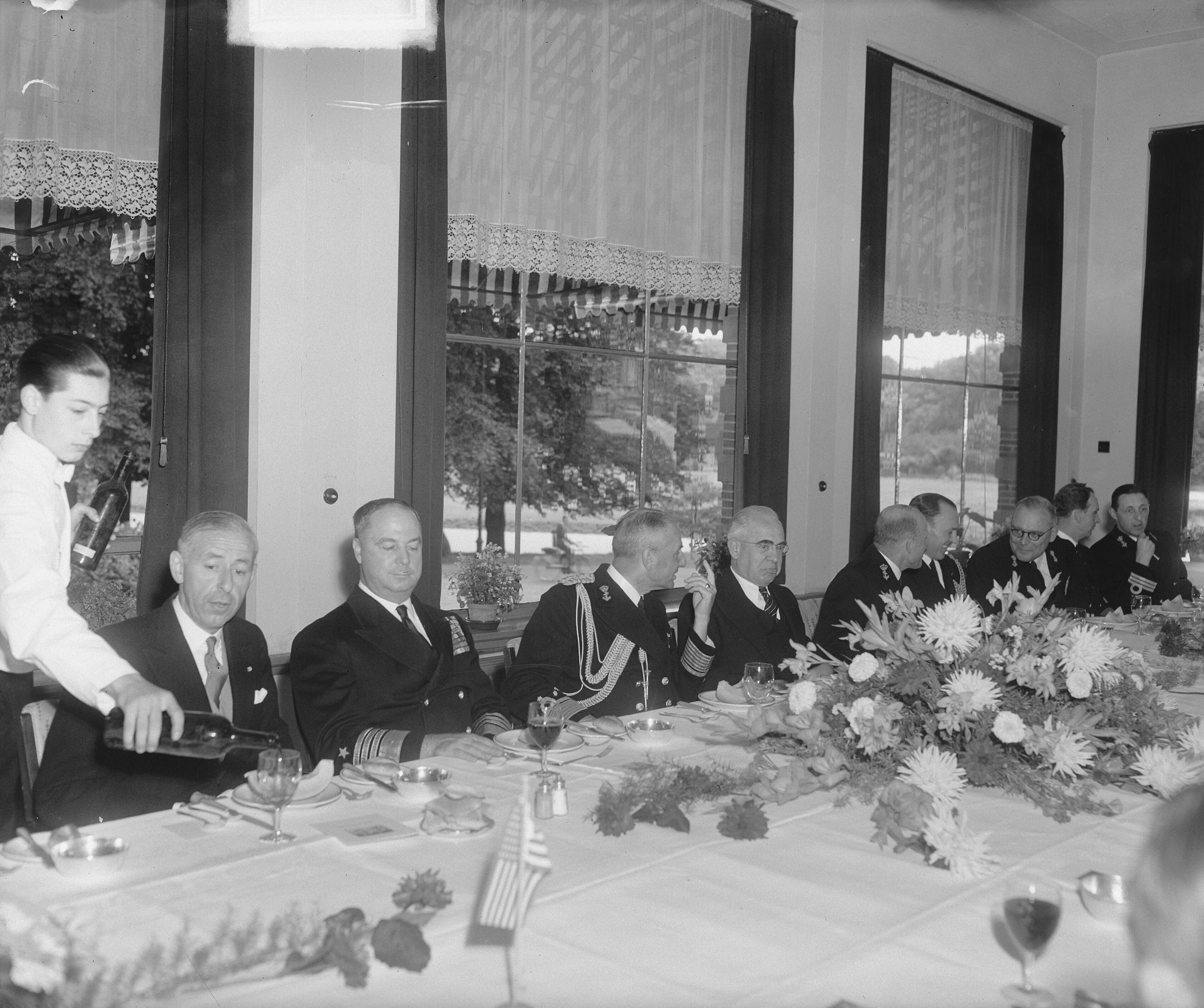 Fotocollectie Anefo — Lunch Kasteel Oud Wassenaar. Bezoek Admiraal Conolly — Foto: Merk, Ben / Anefo. Licentie: Set B: Rechtenvrij / Publiek Domein. Bron: Nationaal Archief. http://hdl.handle.net/10648/a8cbc4d2-d0b4-102d-bcf8-003048976d84