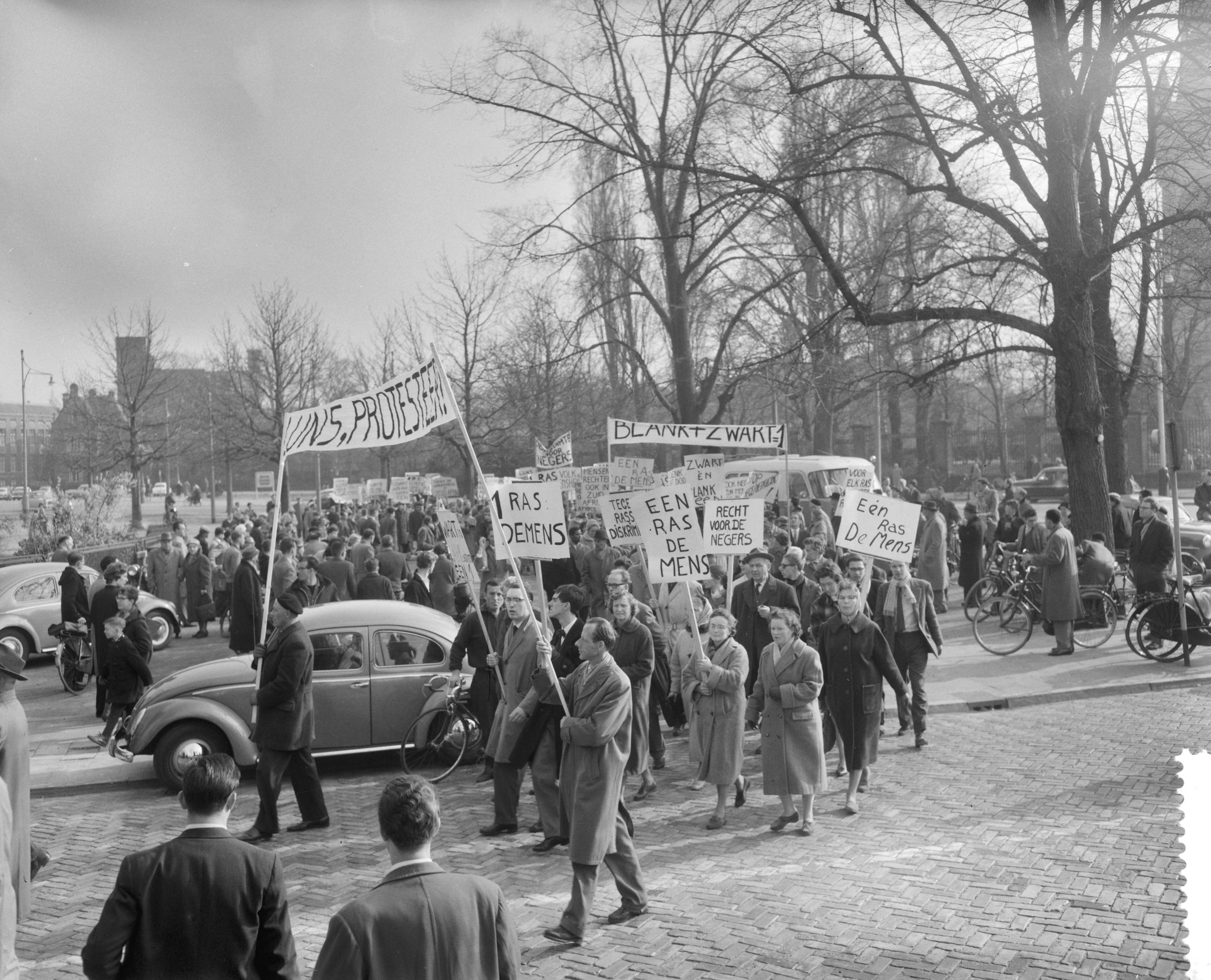 Fotocollectie Anefo — Protestdemonstratie tegen de Apartheidspolitiek van Zuid-Afrika in Den Haag. De stoet met spandoeken op weg — Foto: Behrens, Herbert F. / Anefo. Licentie: Set B: Rechtenvrij / Publiek Domein. Bron: Nationaal Archief. http://hdl.handle.net/10648/a9ab944a-d0b4-102d-bcf8-003048976d84