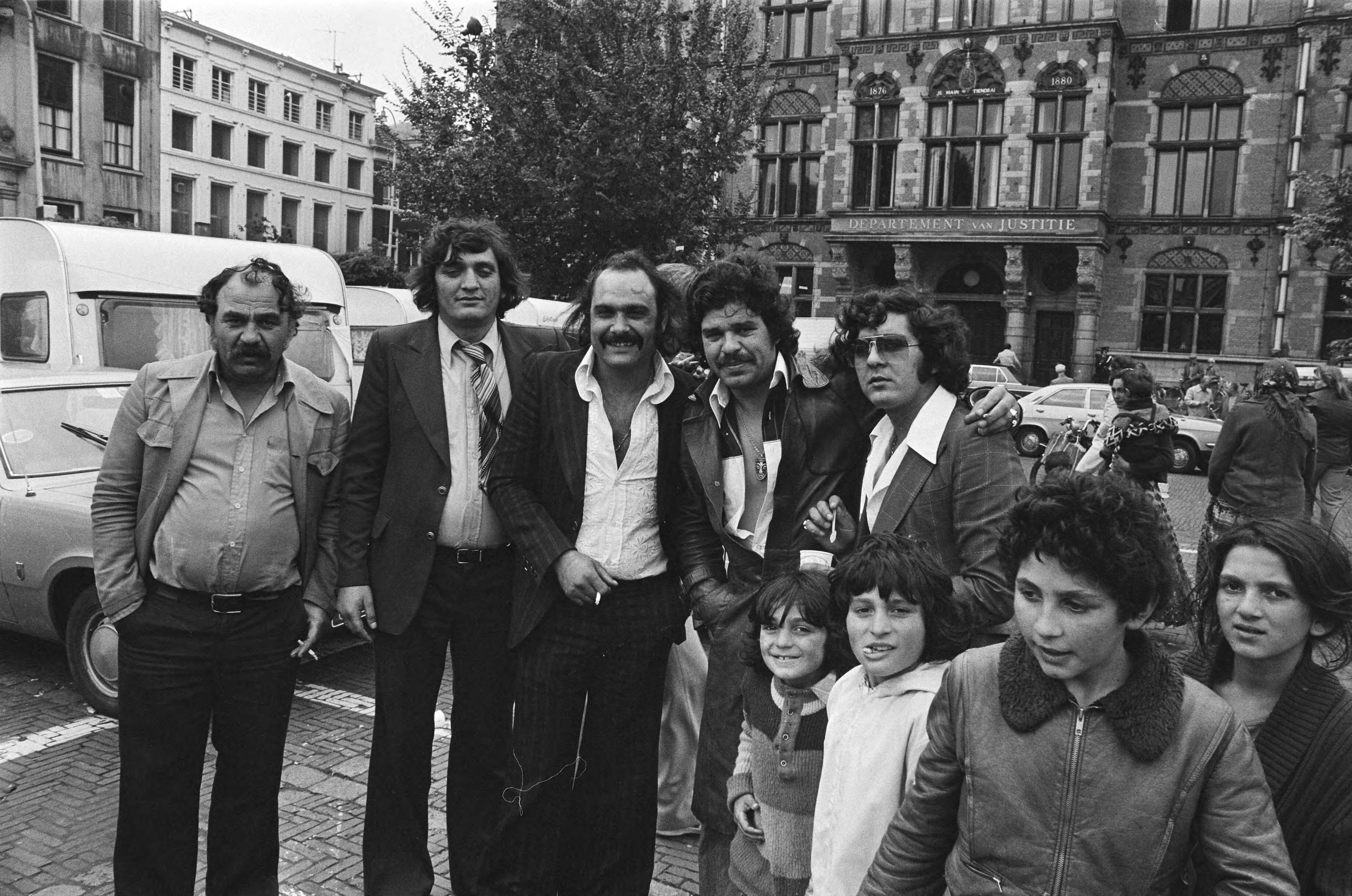 Fotocollectie Anefo — Groep zigeuners van Koning Petalo in Den Haag uit protest tegen behandeling zigeuners — Foto: Bogaerts, Rob / Anefo. Licentie: Set B: Rechtenvrij / Publiek Domein. Bron: Nationaal Archief. http://hdl.handle.net/10648/aca19c4e-d0b4-102d-bcf8-003048976d84