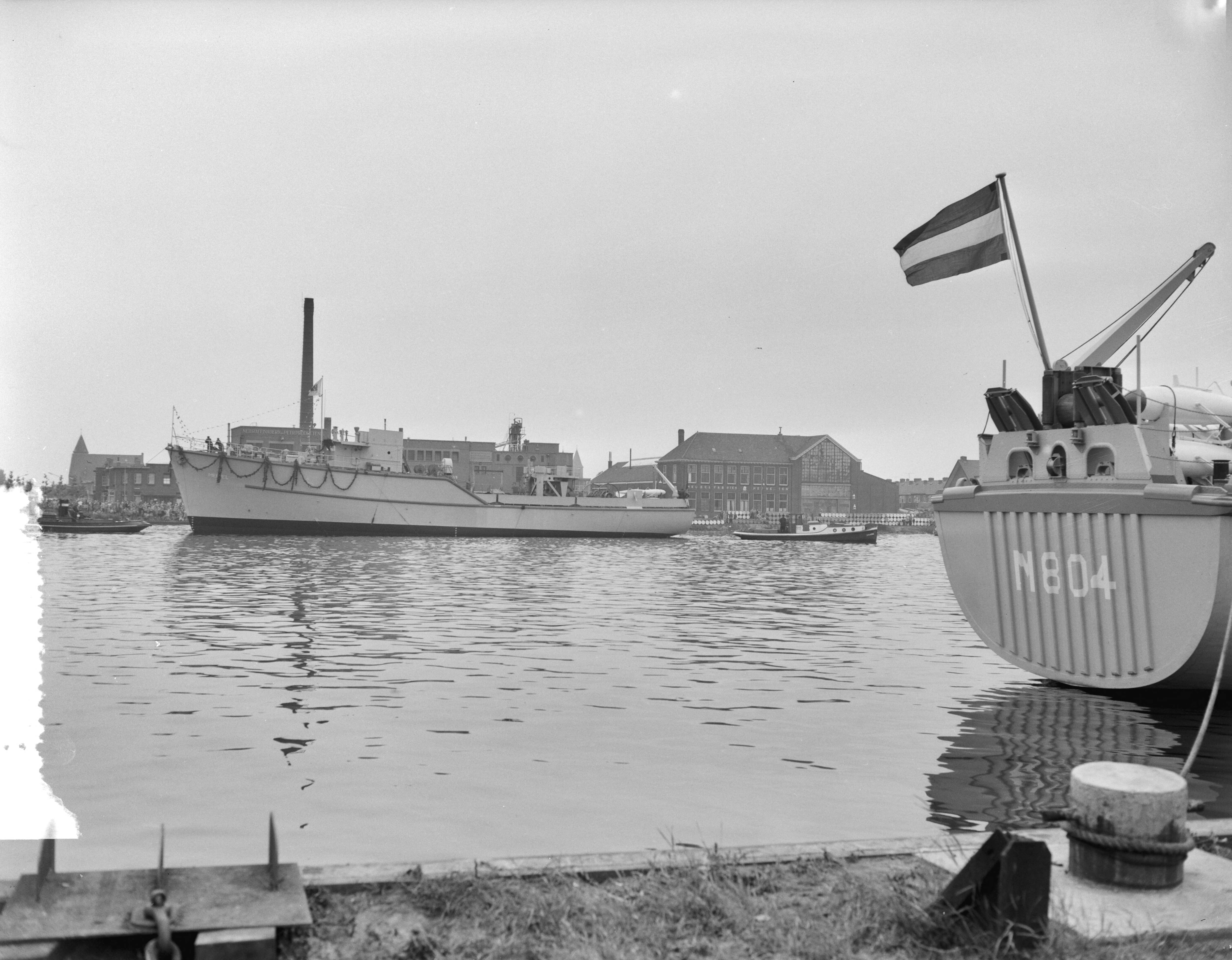 Fotocollectie Anefo — Tewaterlating mijnenveger Hr. Ms. "Meppel" bij Haarlemse Scheepsbouwmaatschappij — Foto: Rossem, Wim van / Anefo. Licentie: Set B: Rechtenvrij / Publiek Domein. Bron: Nationaal Archief. http://hdl.handle.net/10648/a94c1f06-d0b4-102d-bcf8-003048976d84