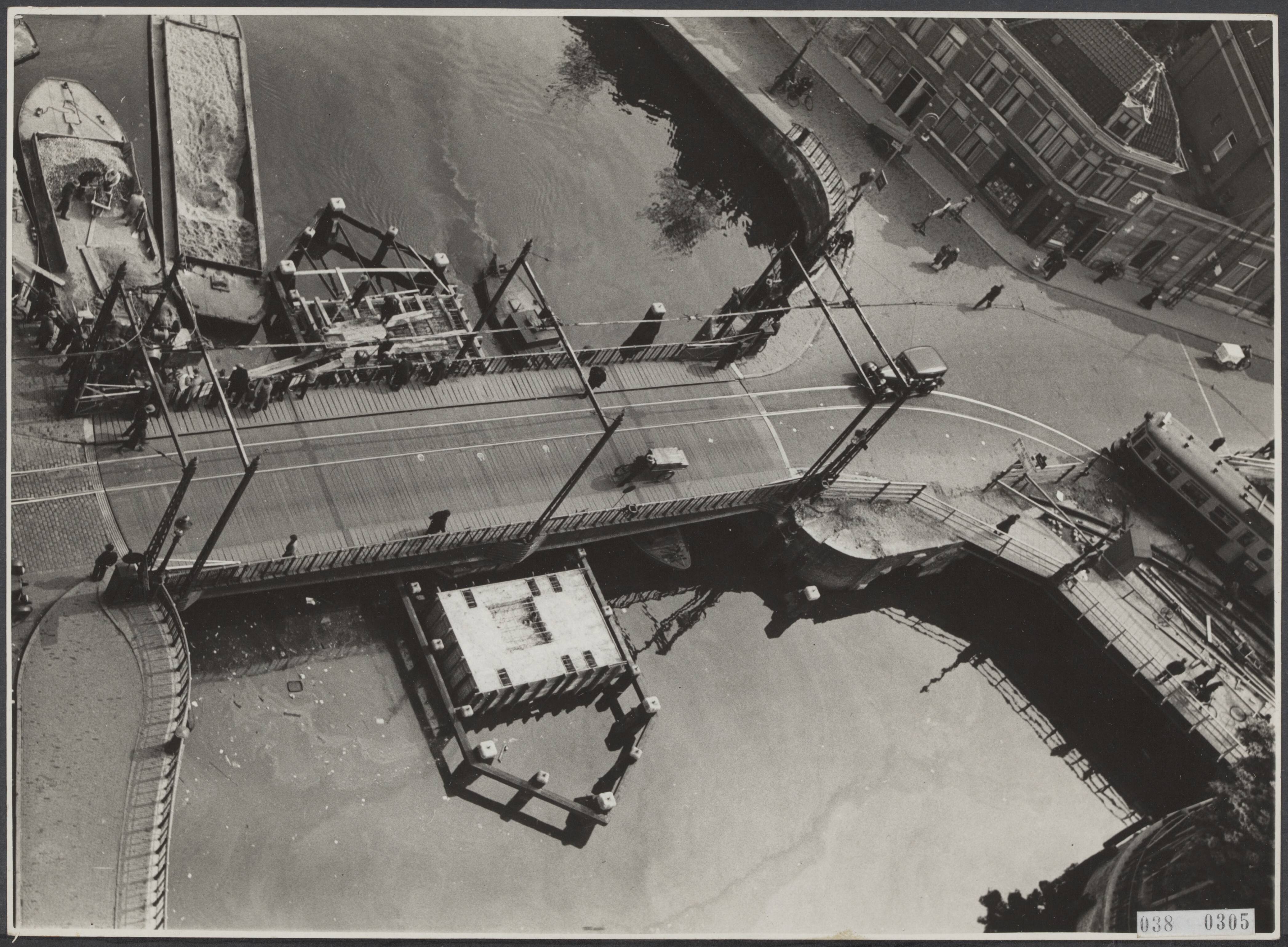 Fotocollectie Elsevier Binnenland — De Lange Brug te Haarlem is een van de beruchte verkeersobstakels in de grote verkeersweg Amsterdam-Rotterdam en wordt thans verbreed — Foto: Fotobureau Stevens / Rechtenvrij. Licentie: Set B: Rechtenvrij / Publiek Domein. Bron: Nationaal Archief. http://hdl.handle.net/10648/adf12678-d0b4-102d-bcf8-003048976d84