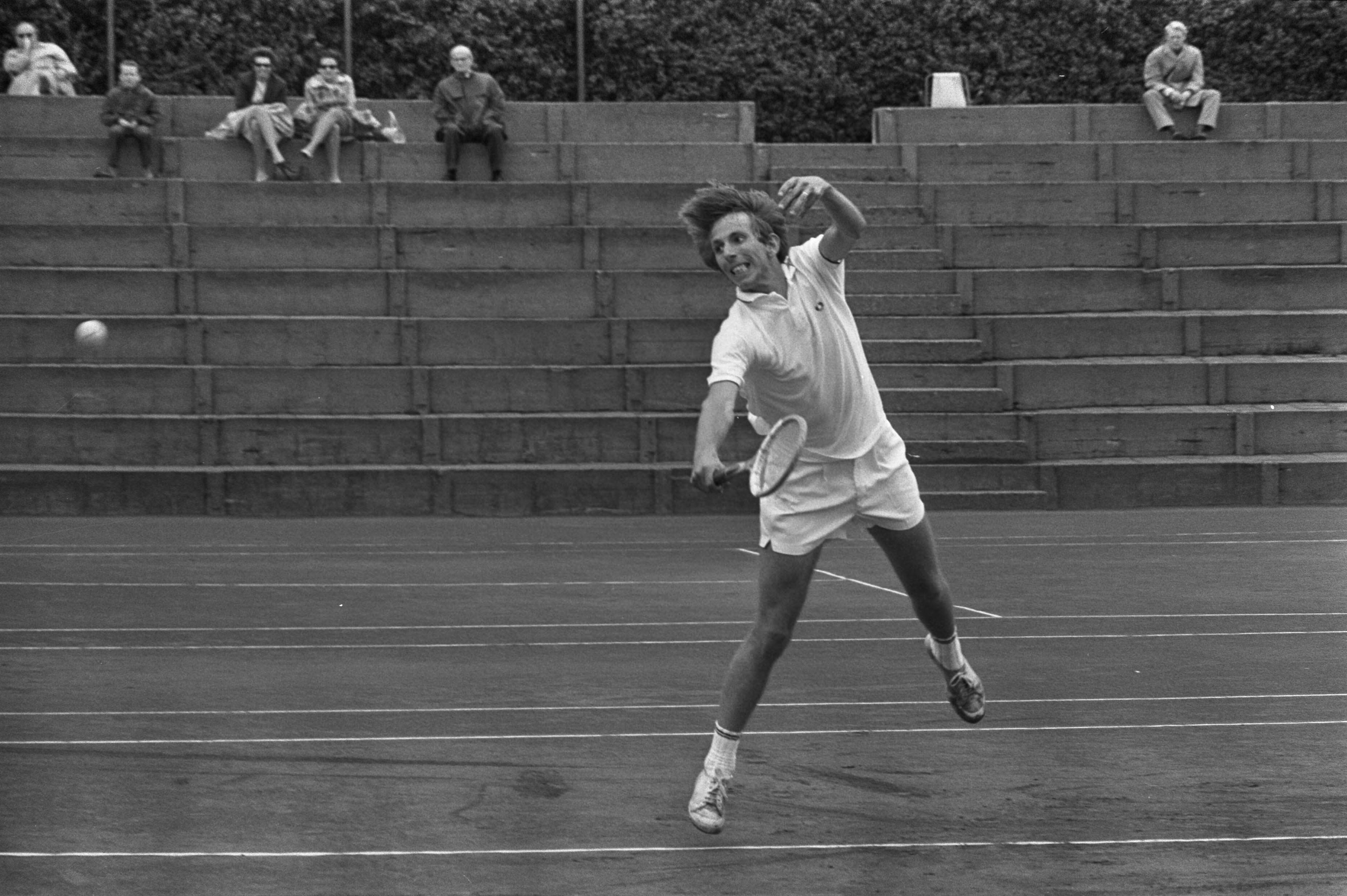 Fotocollectie Anefo — Nationale kampioenschappen, Scheveningen, vervolg 237490; Schneider in aktie — Foto: Mieremet, Rob / Anefo. Licentie: Set B: Rechtenvrij / Publiek Domein. Bron: Nationaal Archief. http://hdl.handle.net/10648/aba00024-d0b4-102d-bcf8-003048976d84