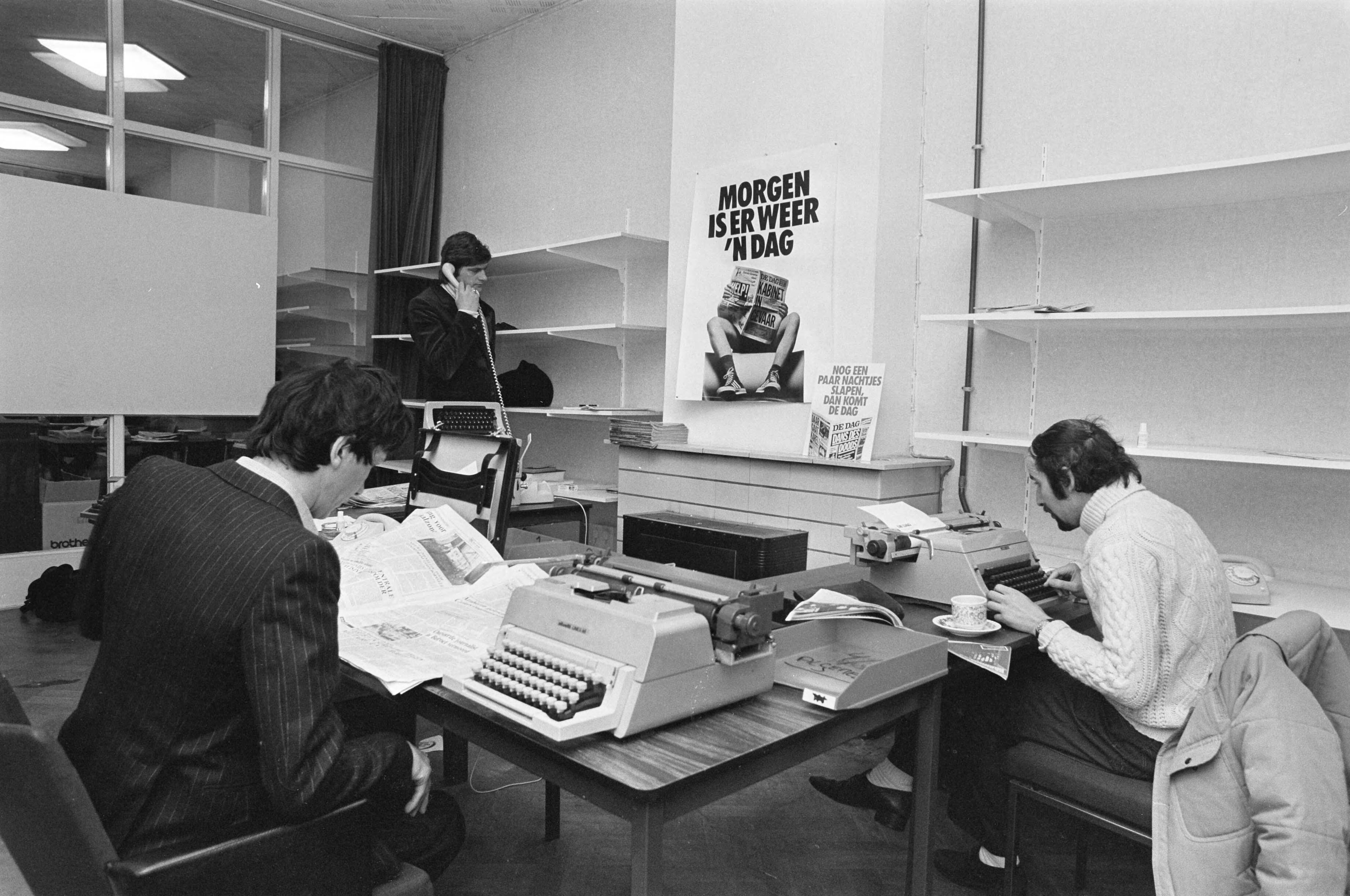 Fotocollectie Anefo — Nieuw dagblad " De Dag " 15 maart van start; redactieruimte " De Dag " in Haarlem — Foto: Suyk, Koen / Anefo. Licentie: Set B: Rechtenvrij / Publiek Domein. Bron: Nationaal Archief. http://hdl.handle.net/10648/acdb9c0a-d0b4-102d-bcf8-003048976d84