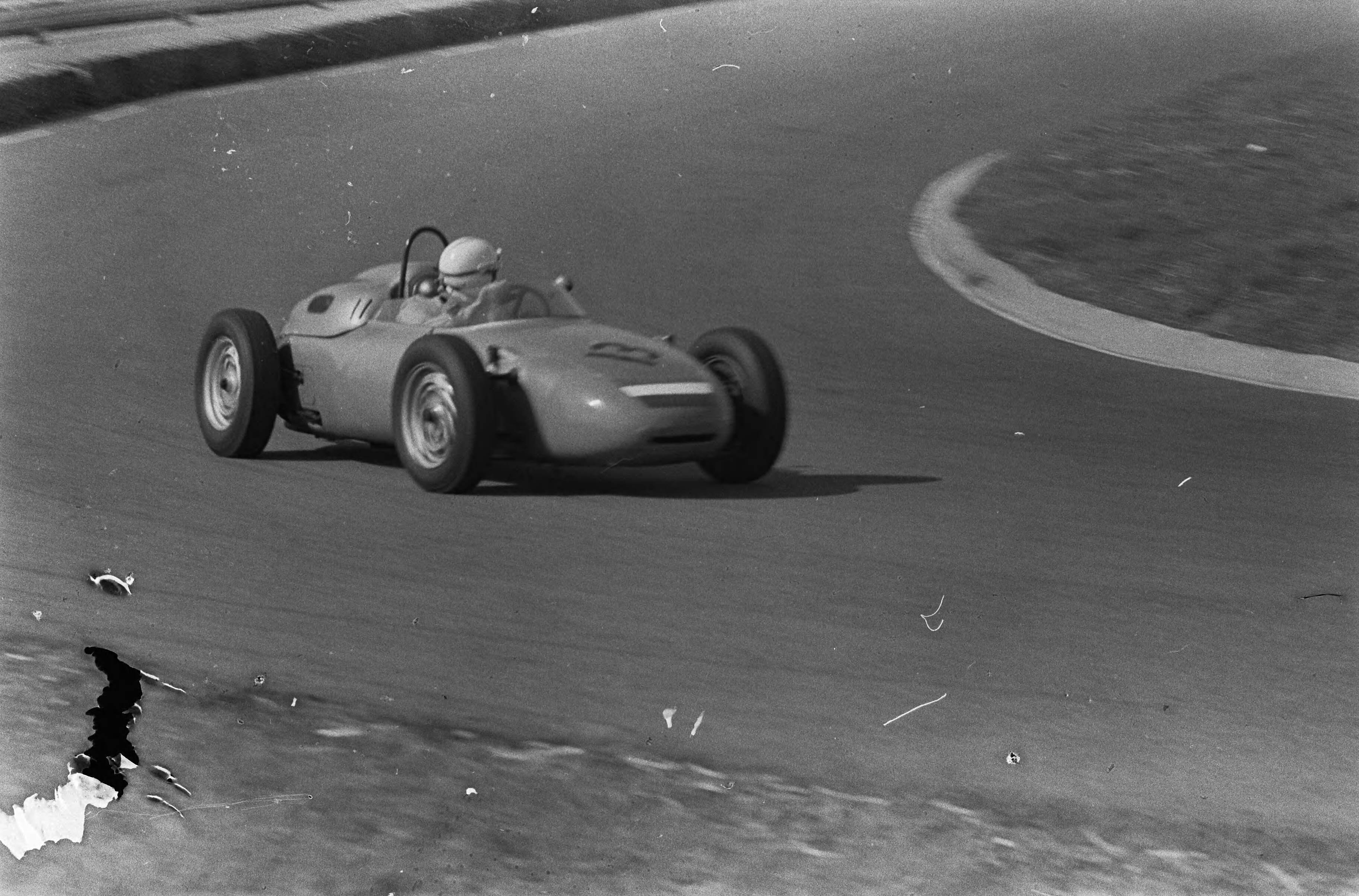Grand Prix Zandvoort 1962 — Trainingsritten voor de Grand Prix van Zandvoort. Carel Godin de Beaufort in een Porsche 787 met nummer 13 — Foto: Bilsen, Joop van / Anefo. Licentie: Set B: Rechtenvrij / Publiek Domein. Bron: Nationaal Archief. http://hdl.handle.net/10648/aa08fab8-d0b4-102d-bcf8-003048976d84