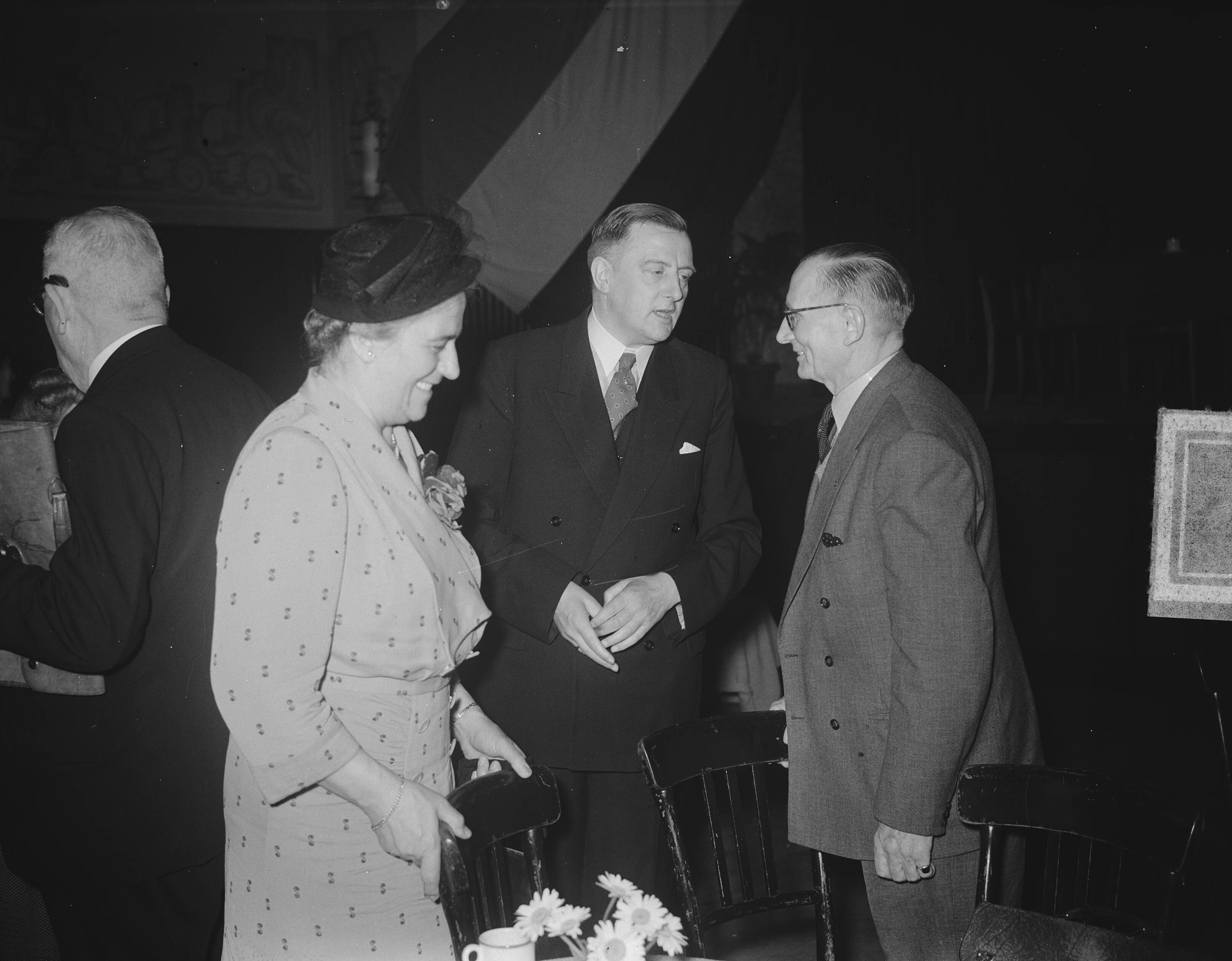 Fotocollectie Anefo — Jaarvergadering van de Kon. Ver. "Oost en West" in Bussum — Foto: Vogel, Carel L. de / Anefo. Licentie: Set B: Rechtenvrij / Publiek Domein. Bron: Nationaal Archief. http://hdl.handle.net/10648/a8ebe7f8-d0b4-102d-bcf8-003048976d84