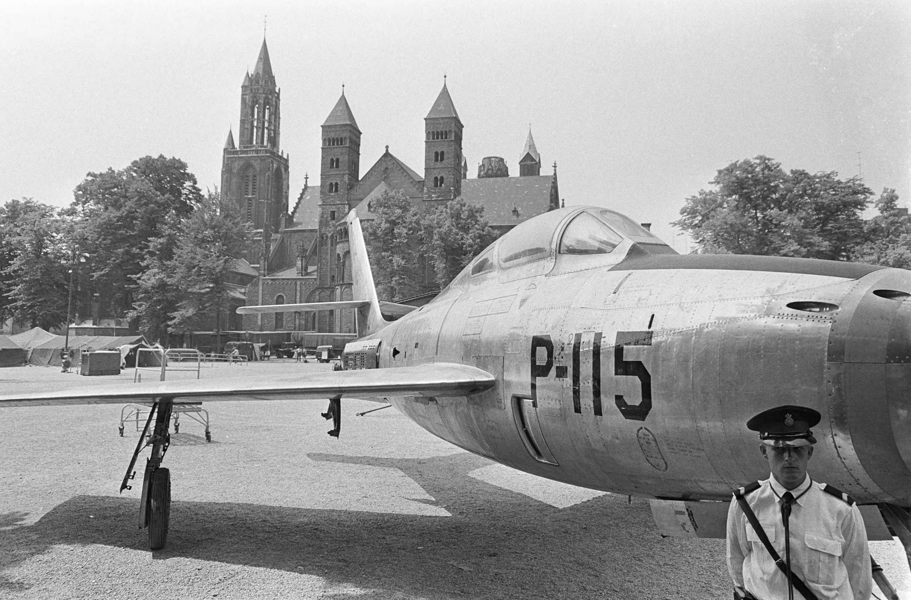 Fotocollectie Anefo — Luchtvaartweek te Maastricht. Straaljager met St. Servaaskerk op de achtergrond — Foto: Nijs, Jac. de / Anefo. Licentie: Set B: Rechtenvrij / Publiek Domein. Bron: Nationaal Archief. http://hdl.handle.net/10648/aaeeffae-d0b4-102d-bcf8-003048976d84