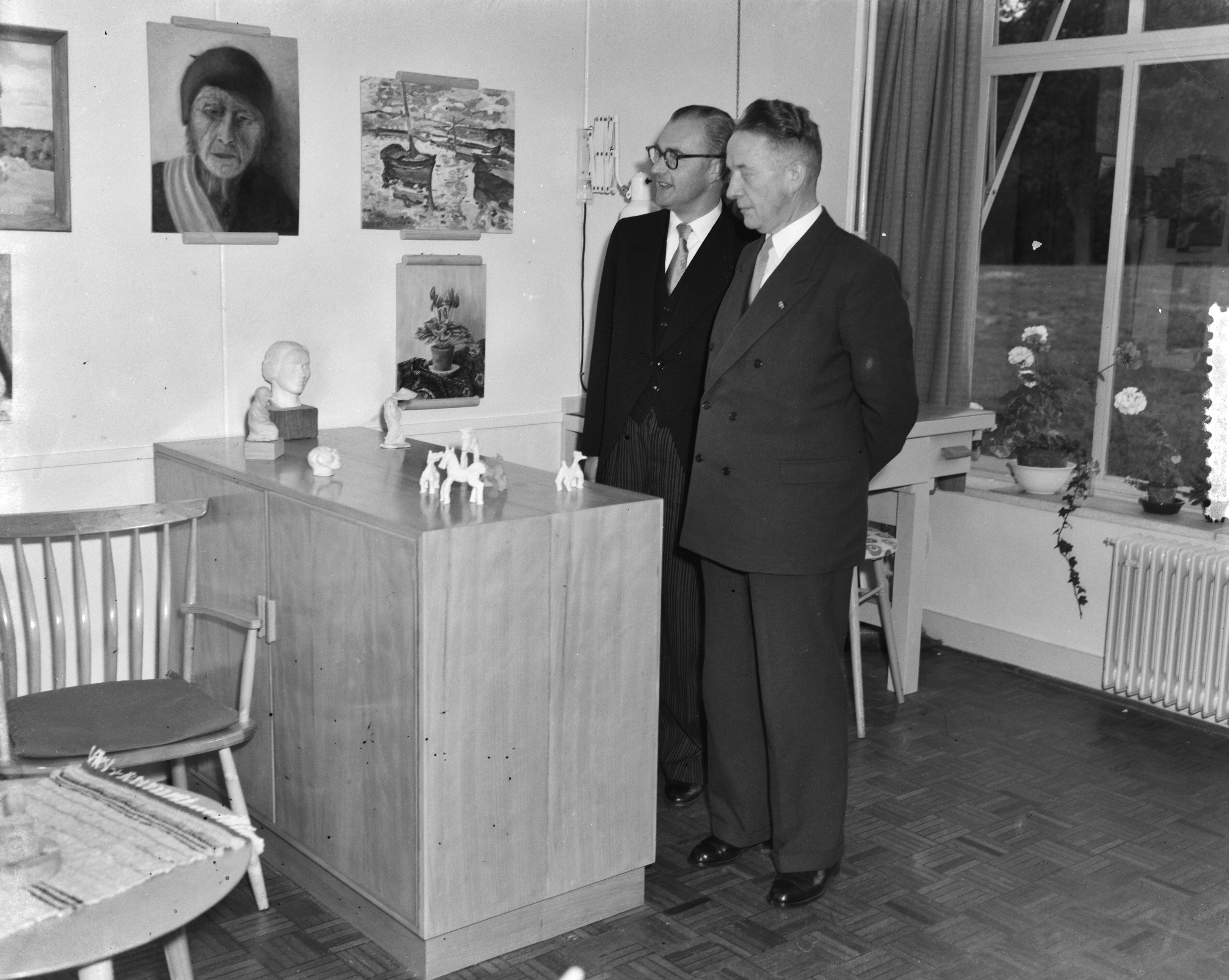 Opening Studenten Sanatorium Laren — Officiële opening van het Nederlandse Studenten Sanatorium Laren door minister van Onderwijs, Kunsten en Wetenschappen, prof. dr. F.J.Th. Rutten — Foto: Consenheim, Wim / Anefo. Licentie: Set B: Rechtenvrij / Publiek Domein. Bron: Nationaal Archief. http://hdl.handle.net/10648/a8fbae22-d0b4-102d-bcf8-003048976d84