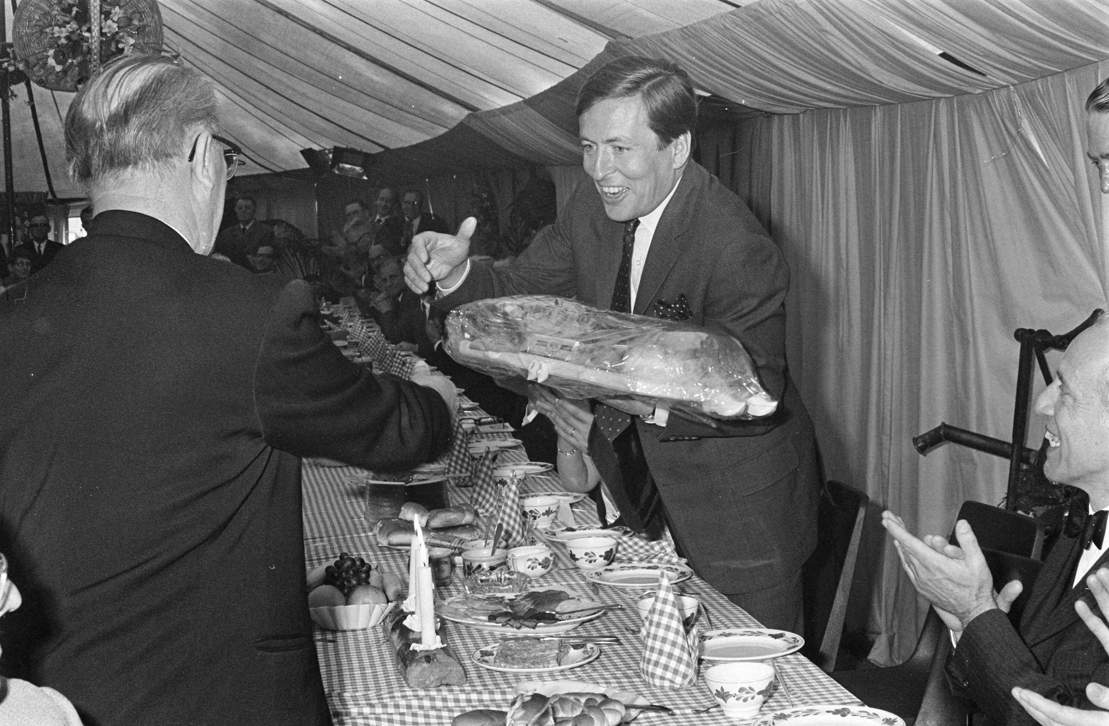 Fotocollectie Anefo — HKH Prins Claus opent de 22e "Werktuigendagen" te Liempde Prins Claus kreeg pakket Brabantse waren — Foto: Mieremet, Rob / Anefo. Licentie: Set B: Rechtenvrij / Publiek Domein. Bron: Nationaal Archief. http://hdl.handle.net/10648/ab683568-d0b4-102d-bcf8-003048976d84