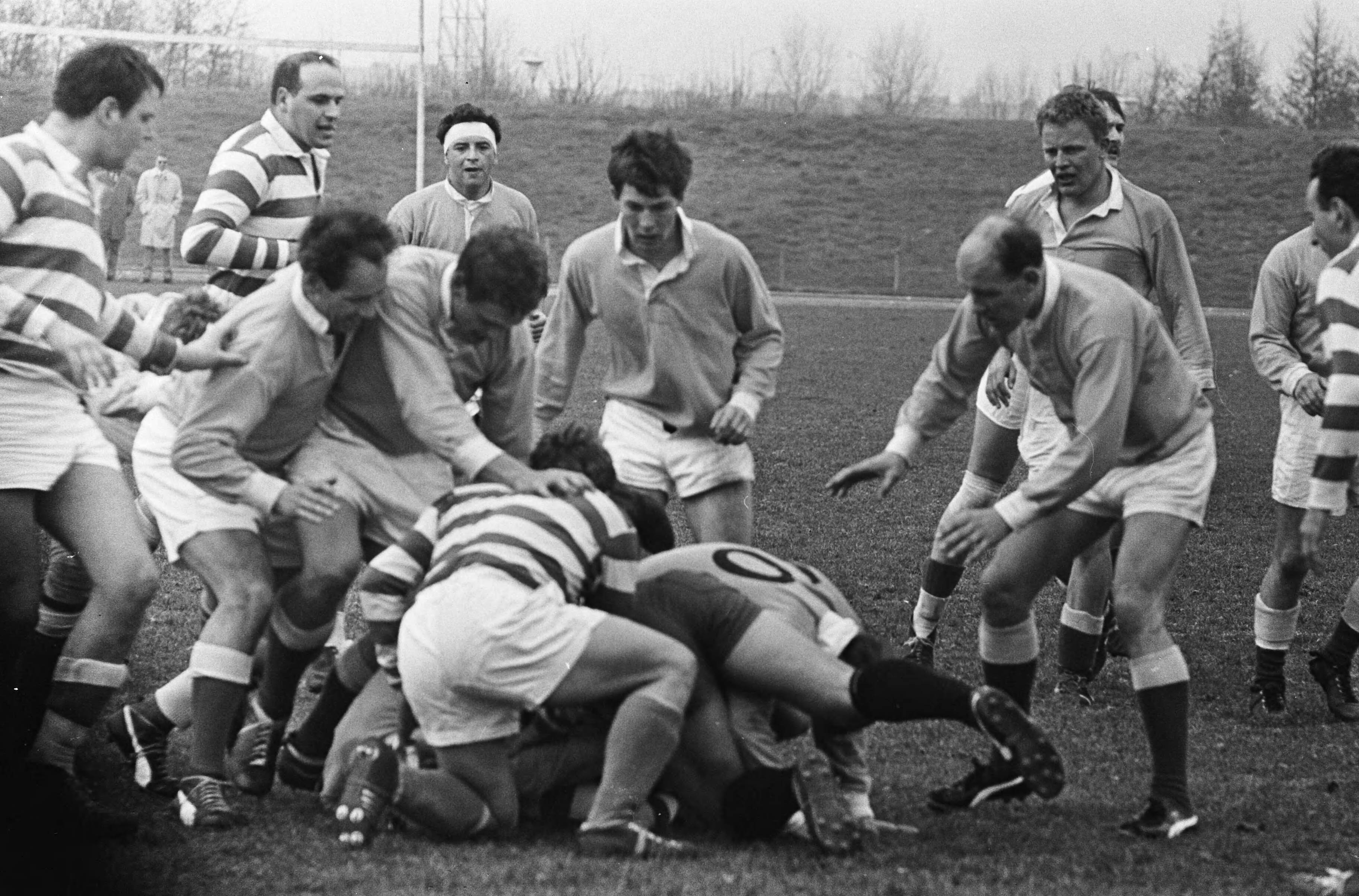 Fotocollectie Anefo — Rugby. Nederland tegen België te Rijswijk 14-3, Spelmoment, spelers na een scrum — Foto: Koch, Eric / Anefo. Licentie: Set B: Rechtenvrij / Publiek Domein. Bron: Nationaal Archief. http://hdl.handle.net/10648/aa9d1158-d0b4-102d-bcf8-003048976d84