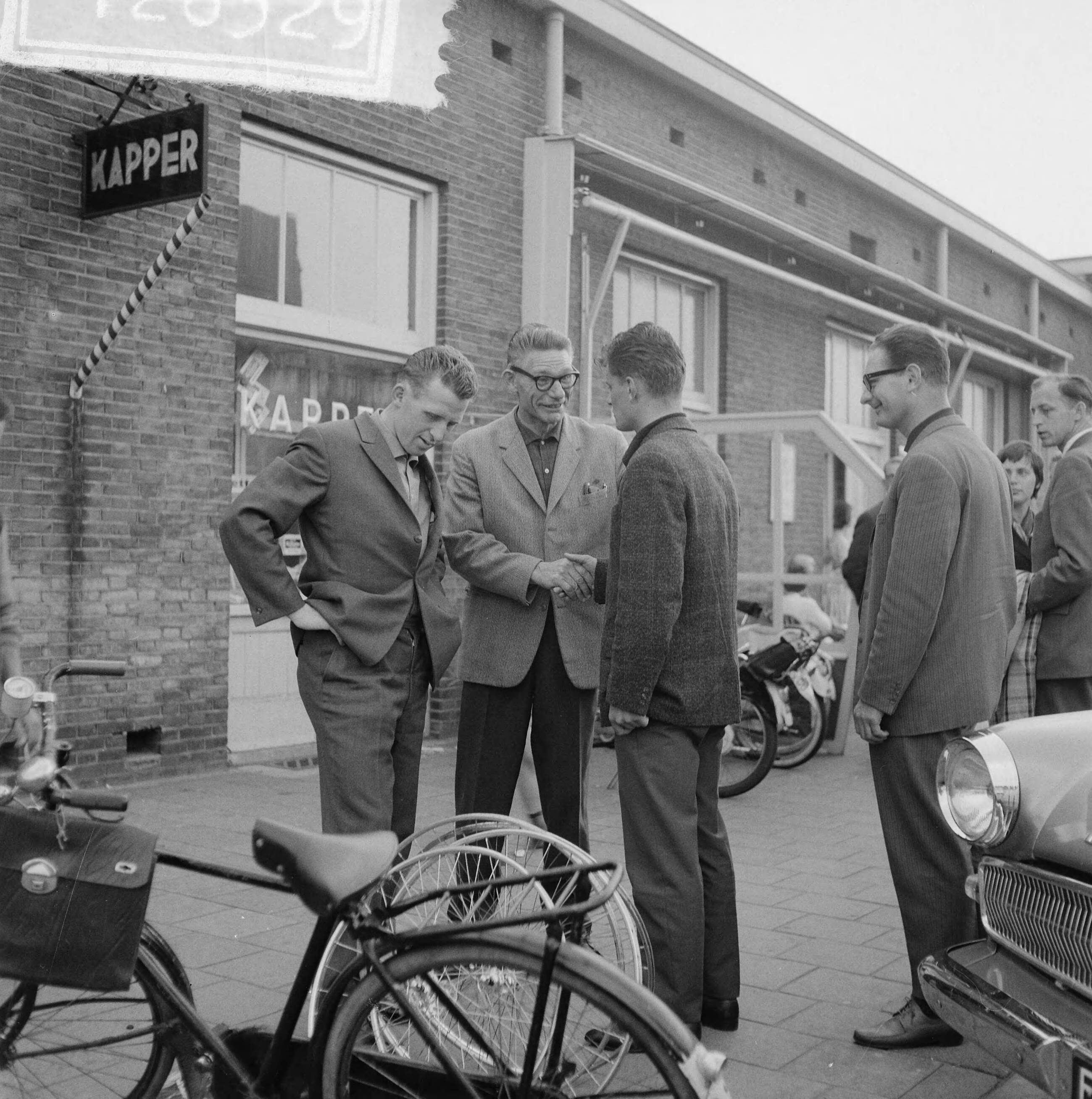 Tour de France 1961 — Vertrek Tour de France ploeg naar Frankrijk. Ploegleider Klaas Buchly schudt de hand van Jo de Haan. Links Jaap Kersten — Foto: Koch, Eric / Anefo. Licentie: Set B: Rechtenvrij / Publiek Domein. Bron: Nationaal Archief. http://hdl.handle.net/10648/a9d99eda-d0b4-102d-bcf8-003048976d84