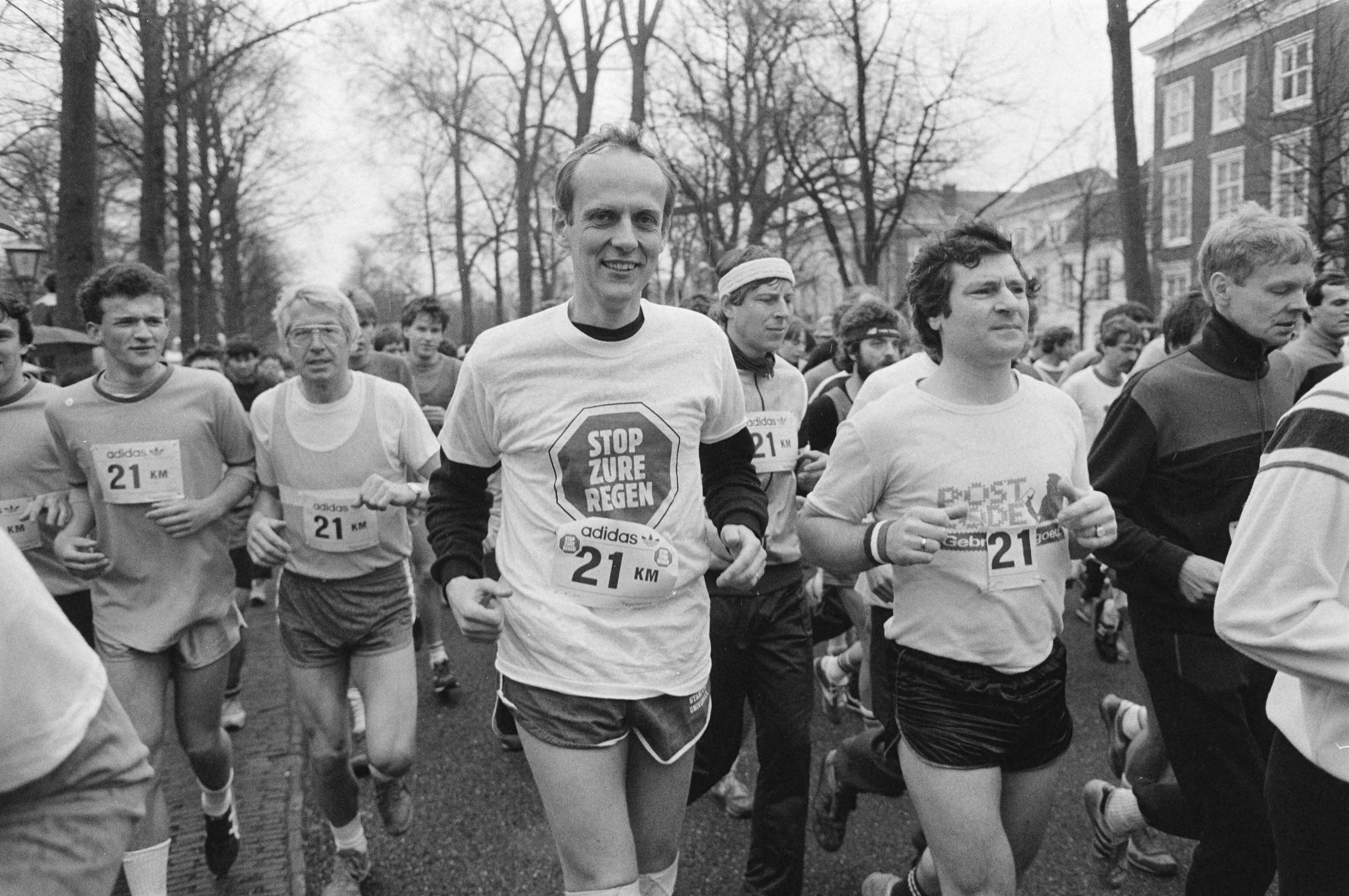 Fotocollectie Anefo — Minister Winsemius loopt mee in halve marathon in Den Haag (shirt tegen zure regen) — Foto: Croes, Rob C. / Anefo. Licentie: Set B: Rechtenvrij / Publiek Domein. Bron: Nationaal Archief. http://hdl.handle.net/10648/ad44d468-d0b4-102d-bcf8-003048976d84