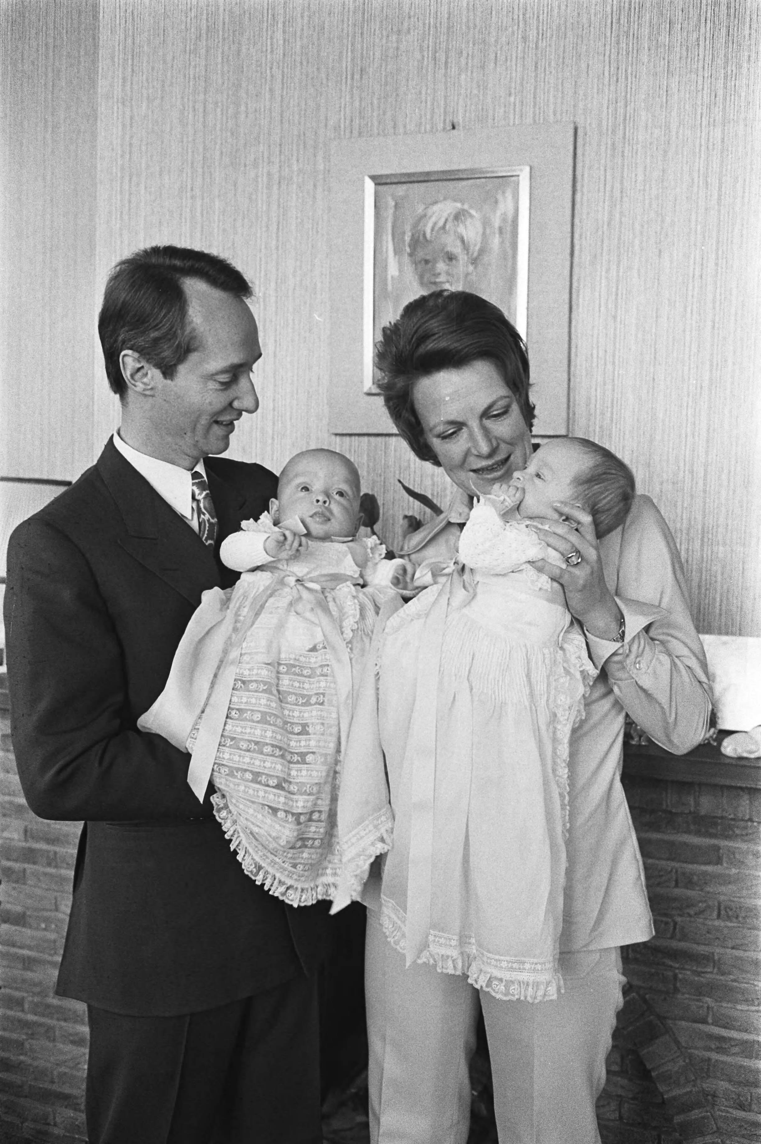 Prinses Irene, Carlos Hugo en de tweeling op paleis Soestdijk — Baarn|koninklijk huis |prinsessen |kinderen |groepsportretten|Carlos Hugo, prins van Bourbon van Parma |Irene, prinses |Jaime Bernardo, prins van Bourbon van Parma |Margarita, prinses|Utrecht — Foto: Herschel, Jaap / Anefo. Licentie: Set B: Rechtenvrij / Publiek Domein. Bron: Nationaal Archief. http://hdl.handle.net/10648/ac96b7e8-d0b4-102d-bcf8-003048976d84
